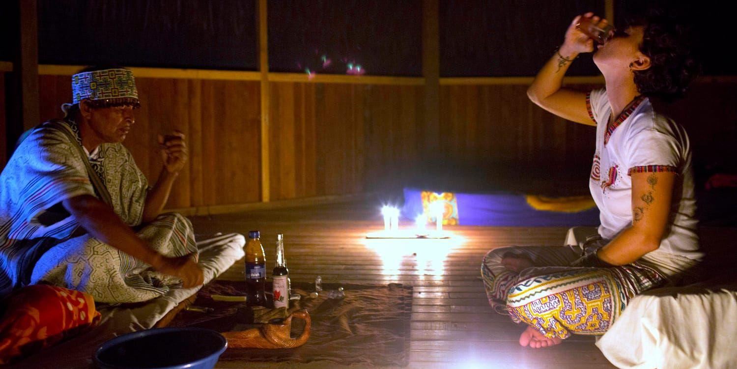 I Peru utförs lagliga ceremonier där den narkotikaklassade brygden ayahuasca intas tillsammans med en schaman. I Sverige däremot är både ingredienserna och brygden olagliga. (Det är inte schamanen på bilden som dömts för narkotikabrottet i texten).