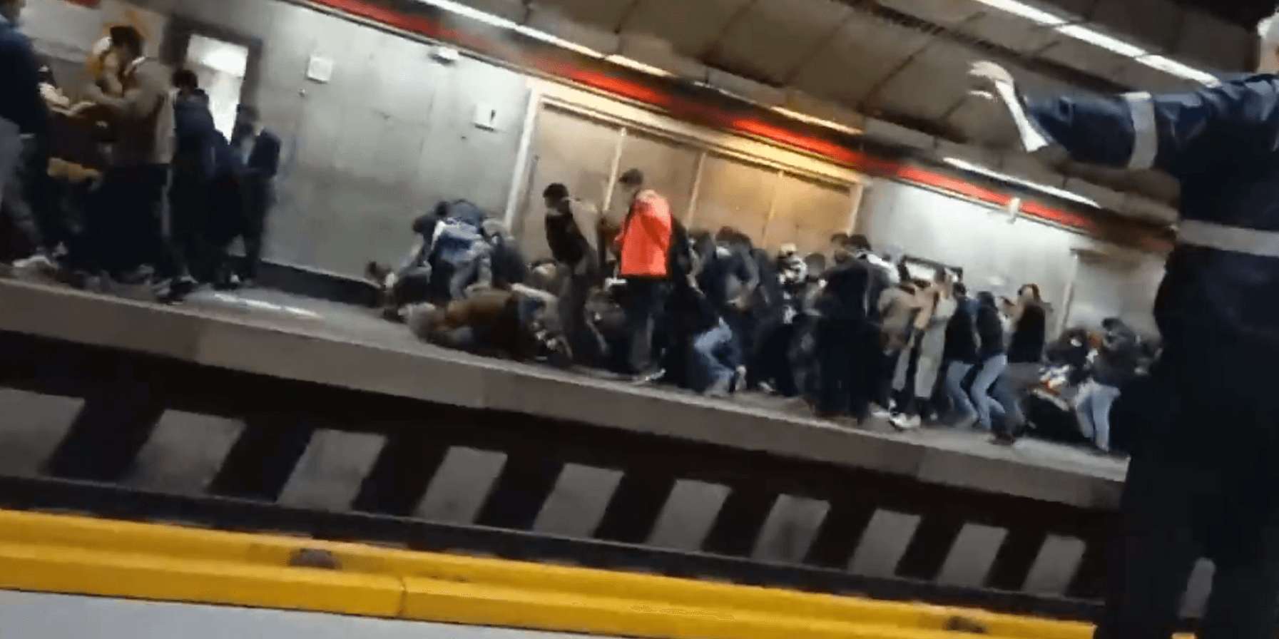 En video har börjat cirkulera på sociala medier som uppges visa hur människor på en tunnelbanestation i Teheran flyr när den iranska säkerhetspolisen börjar skjuta mot dem. 