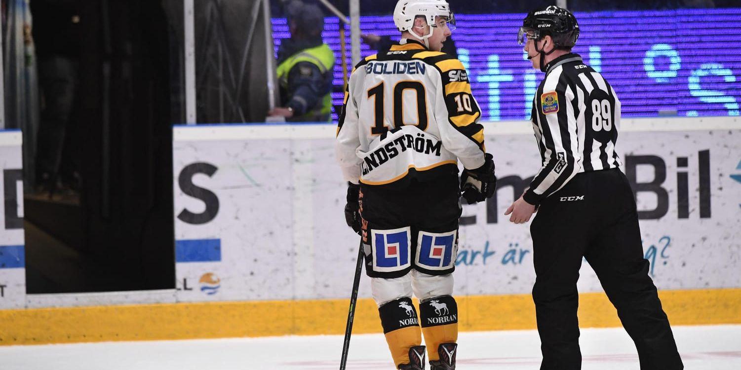 Skellefteås Joakim Lindström fick lämna isen efter matchstraff för tackling mot huvudet på Oskar Steen under måndagens kvartsfinal i SM-slutspelet match 1 av bäst av 7 mellan Färjestads och Skellefteå.