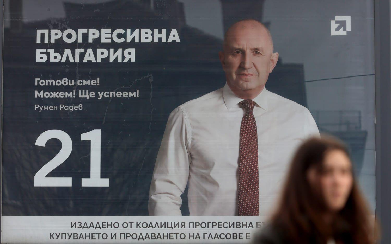 Valaffisch för ex-presidenten Rumen Radev inför söndagens parlamentsval i Bulgarien. Arkivbild.