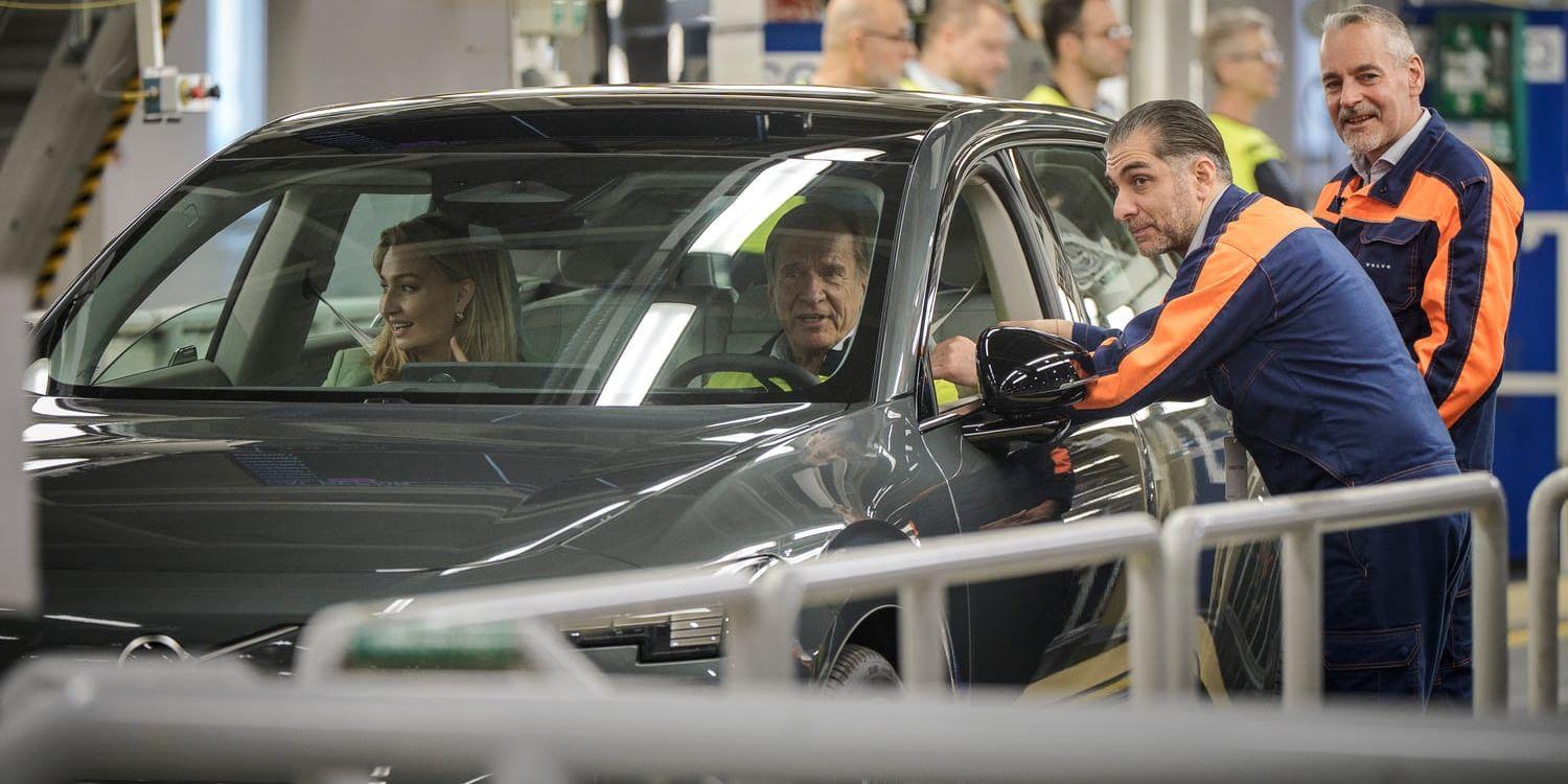 Håkan Samuelsson kör fram den första nya Volvo EX60 från bandet i Torslanda.