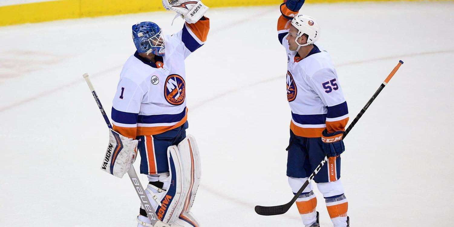 New York Islanders målvakt Thomas Greiss och back Johnny Boychuk firar segern mot Washington.