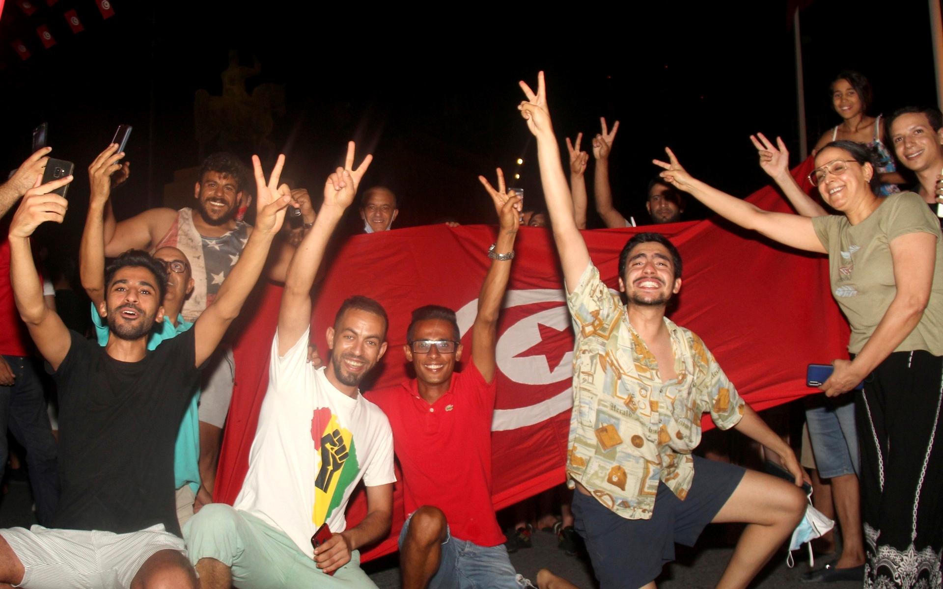 Tunisien har länge präglats av politisk oro och ekonomiska problem. Regeringen ses som en del av problemet och många tunisier gläds därför åt presidentens val att frysa parlamentet. 