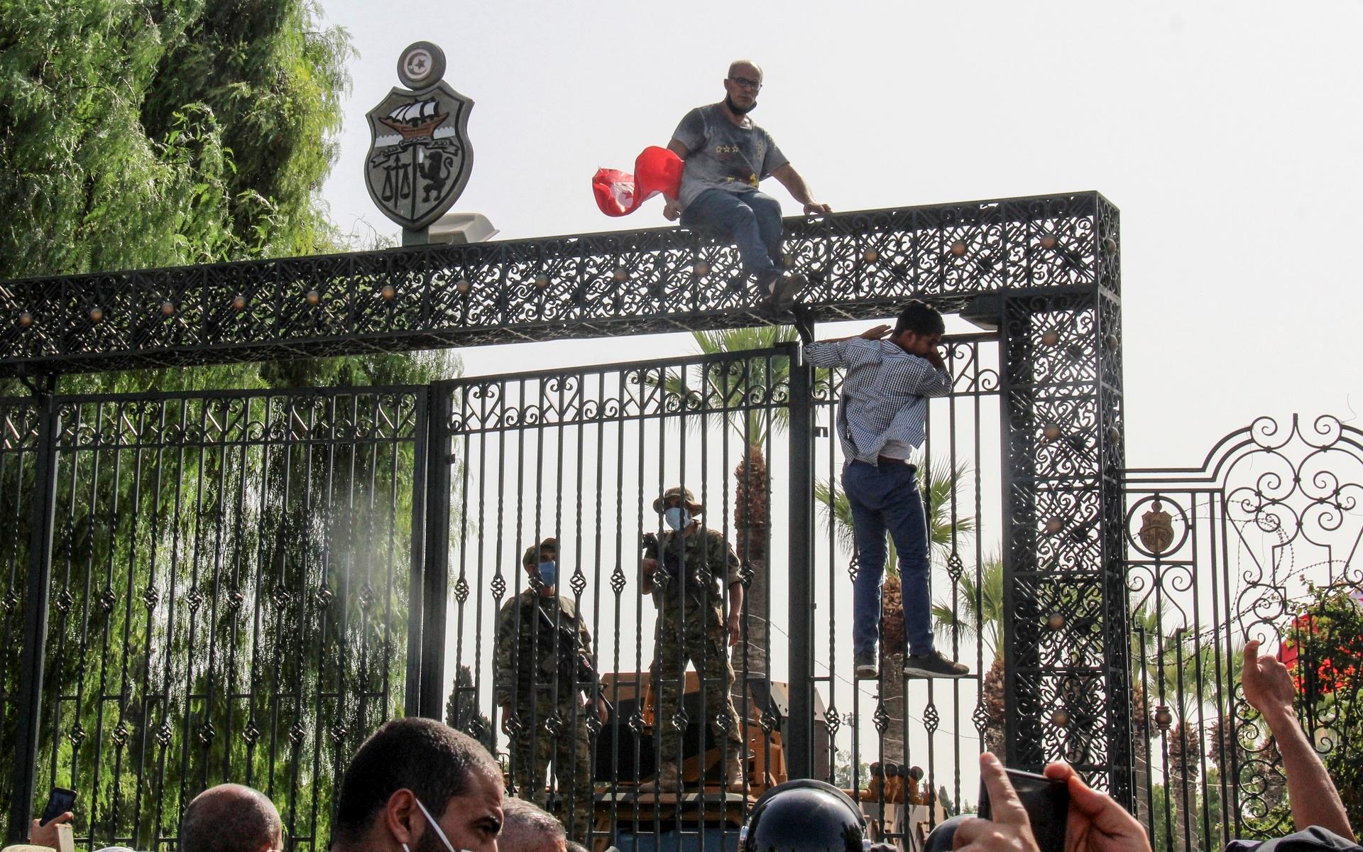 Tunisiska vakter framför parlamentets huvudentré i huvudstaden Tunis. Trupper från militären omringade byggnaden för att hindra talmannen från att komma in på måndagen. 