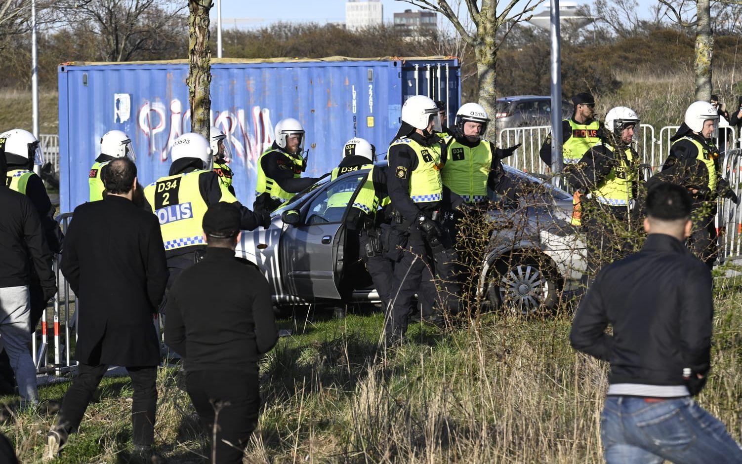 Polis griper en person som kört in en bil i avspärrningarna vid Skånegården i Malmö där Rasmus Paludan, partiledare för det danska högerextrema partiet Stram kurs, höll en manifestation. 