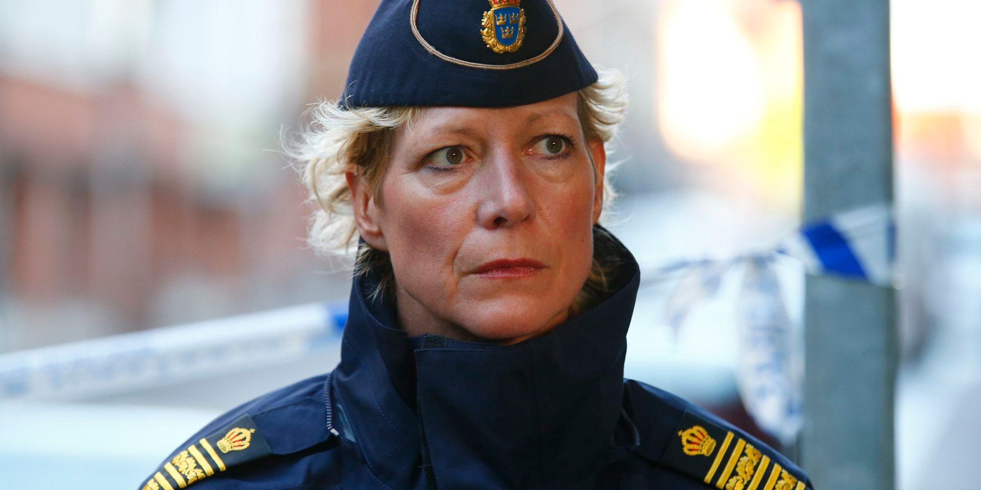 Lena Matthijs, tidigare polismästare och nu lärare vid polisutbildningen i Borås, tycker att vattenkanoner kan vara ett bra extra tillskott till polisen. Användningen av gummikulor är hon dock emot.