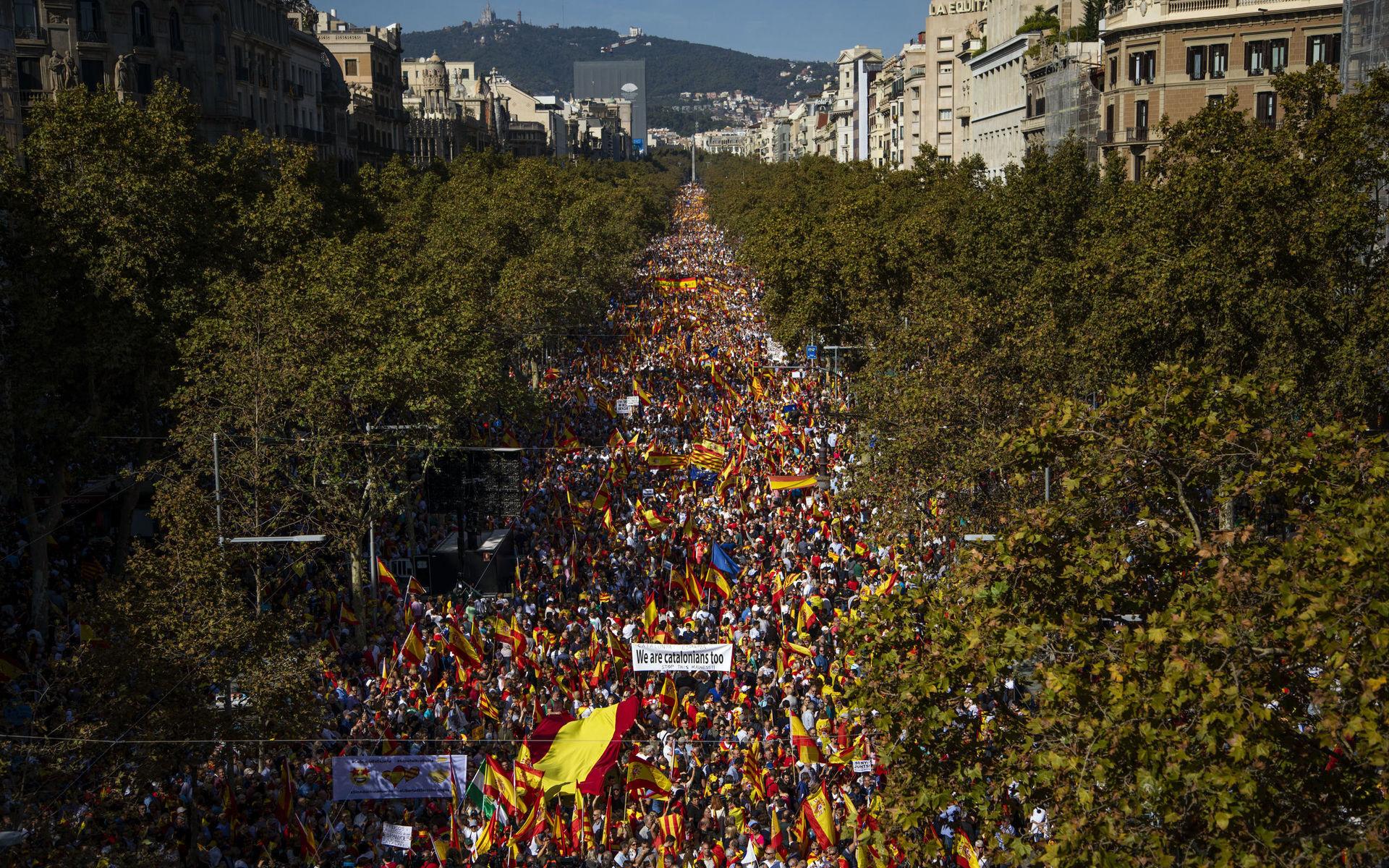 Tusentals katalaner har sedan domen mot de katalanska separatistledarna demonstrerat på Barcelonas gator.