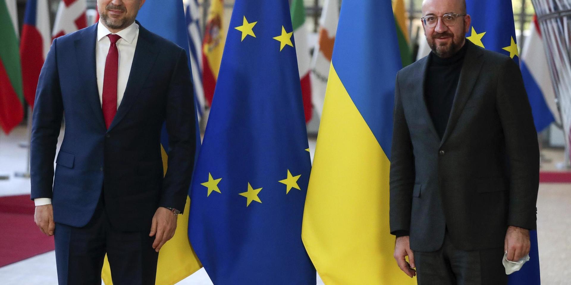 Ukrainas premiärminister Denys Sjmyhal (till vänster) träffar EU:s rådsordförande Charles Michel i Bryssel. Från EU får Ukraina och andra forna sovjetrepubliker nu ytterligare stöd för covid-19-vaccineringen. Arkivfoto.
