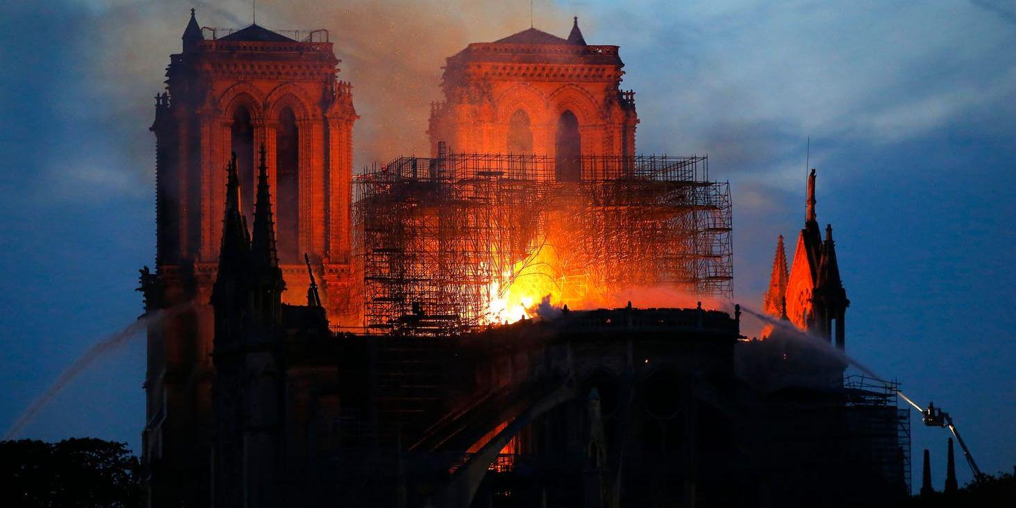 Över 400 brandmän kämpar för att rädda den ikoniska katedralen.