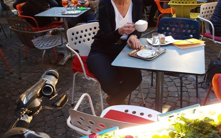 En kopp wiener melange med mycket varm mjölk och lite kaffe sitter emellanåt fint på något av stadens många caféer.