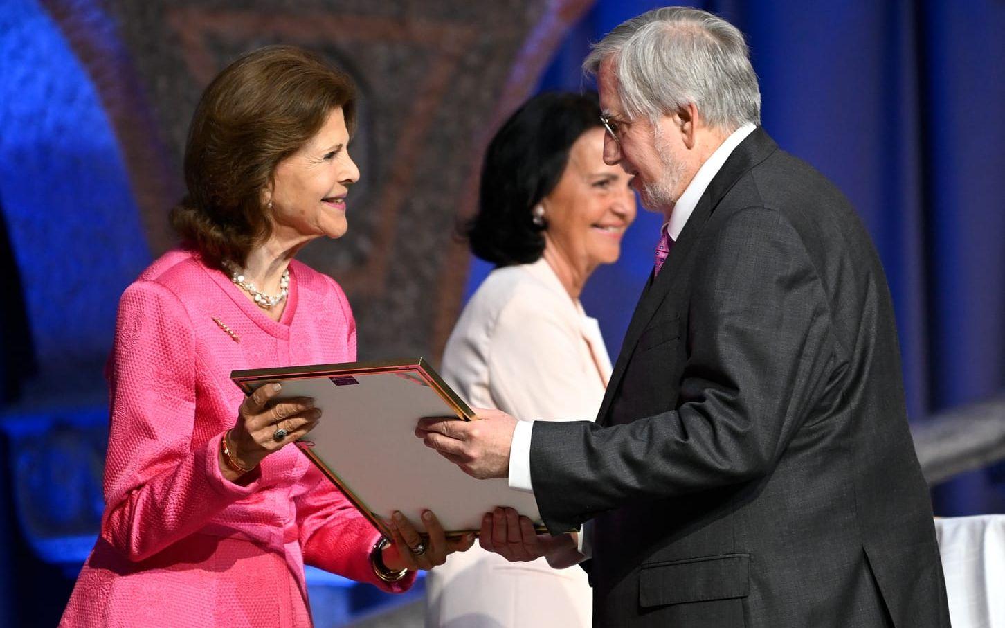 2022 års pristagare Francis T. Cullen, USA, tog emot sitt pris av drottning Silvia vid utdelningen av Stockholmspriset i kriminologi i Stadshuset i Stockholm den 14 juni.