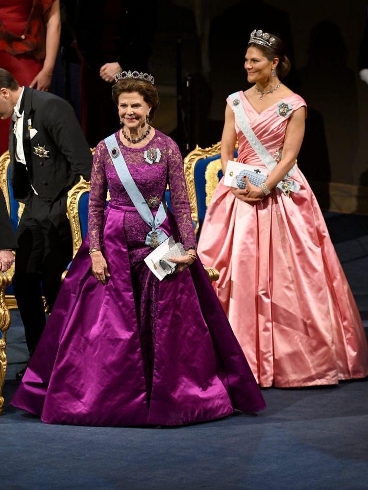 Drottning Silvia och kronprinsessan Victoria under Nobelprisutdelningen i Konserthuset i Stockholm, den 10 december. 