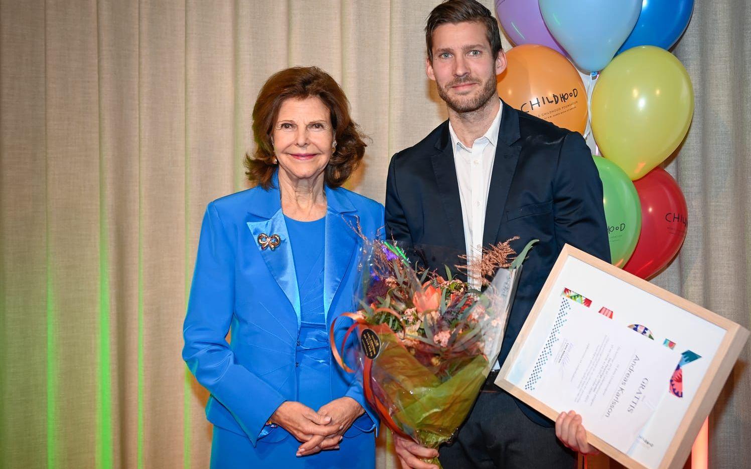 Drottning Silvia och Andreas Carlson, fritidsledare på Hellbergsskolan i Sundsvall, som tog emot Childhoodpriset vid prisutdelningen den 8 december. Silvia grundade organisationen Childhood 1999. 