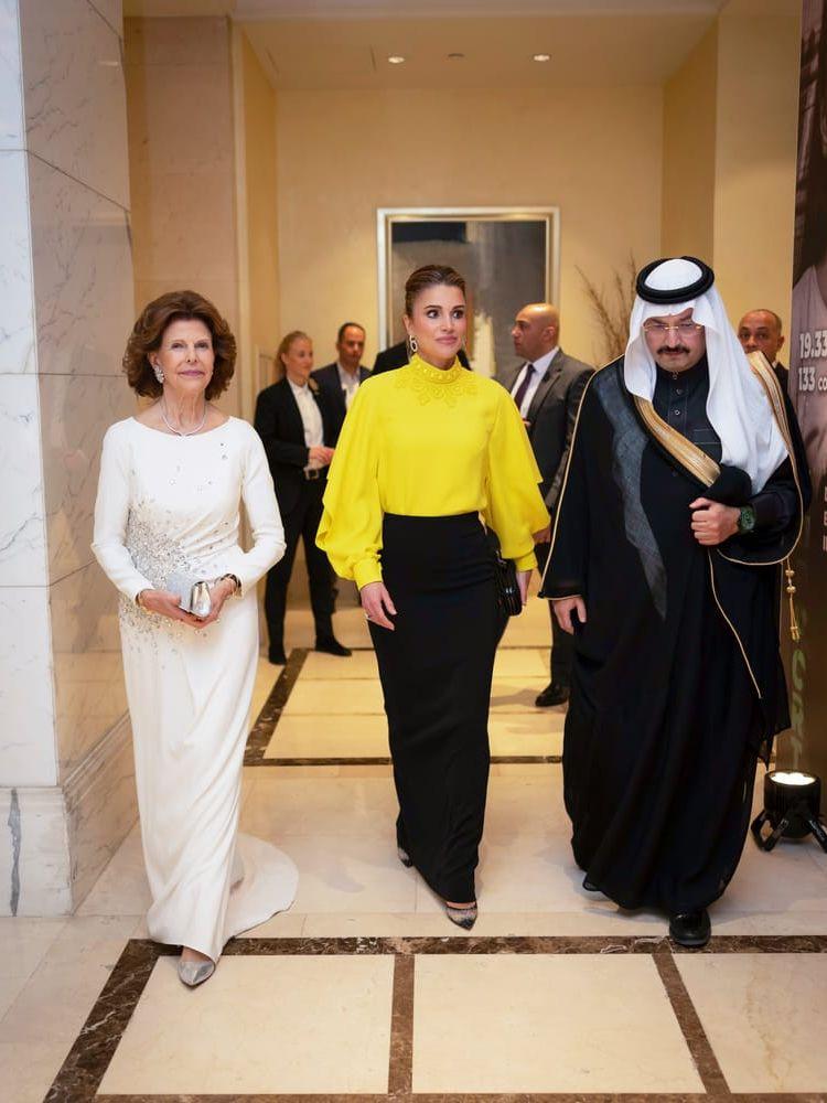 Drottning Silvia och drottning Rania Al-Abdullah av Jordanien vid Mentor Arabias galamiddag i Amman, Jordanien. Till höger prins Turki bin Talal bin Abdulaziz, ordförande Mentor Arabia. Bilden är tagen vid statsbesöket i Jordanien den 25 oktober. 