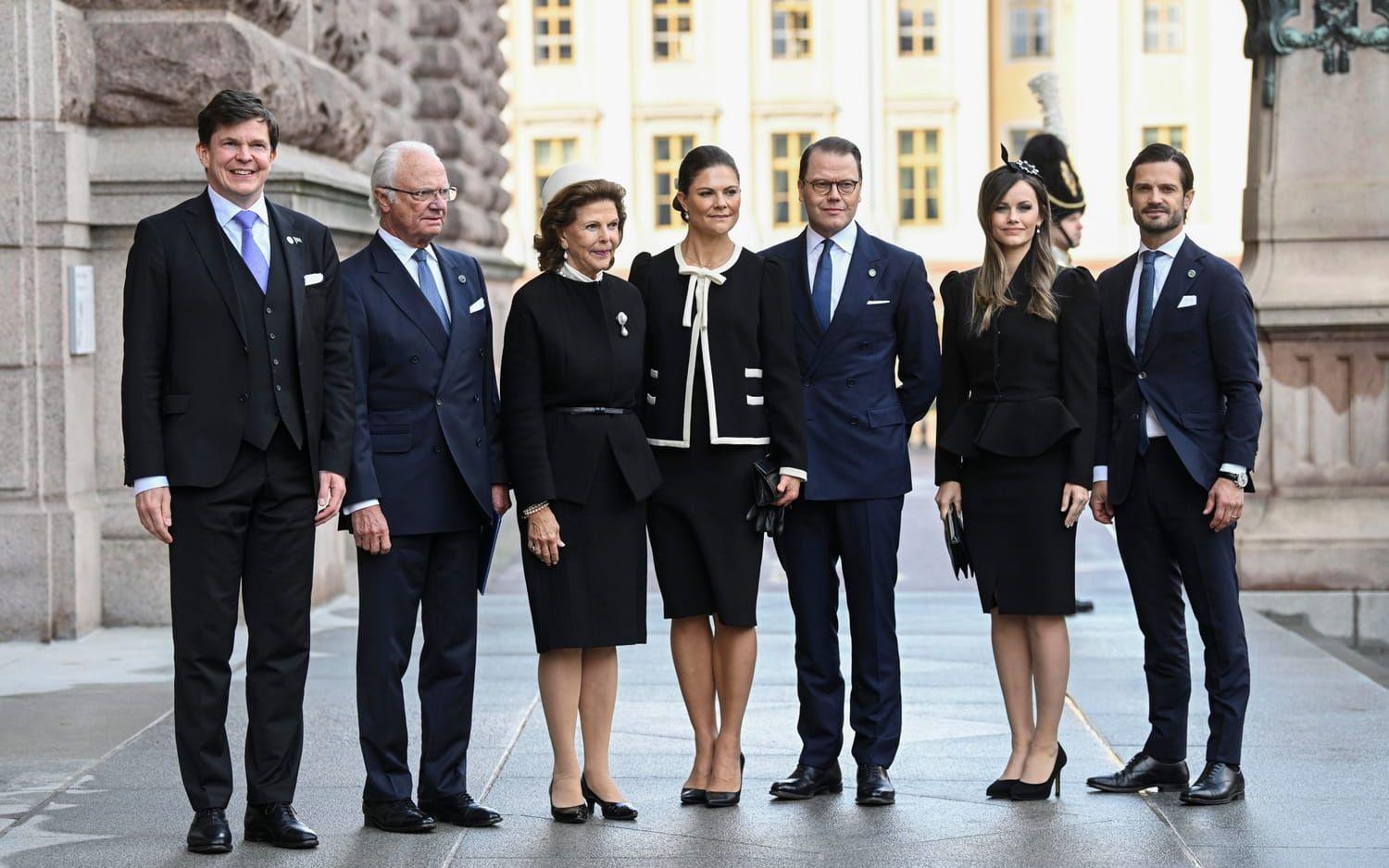Talman Andreas Norlén tillsammans med kungafamiljen, Kung Carl Gustav, drottning Silvia, kronprinsessan Victoria, prins Daniel, prinsessan Sofia och prins Carl Philip på Riksplan inför riksmötets öppnande den 27 september. 