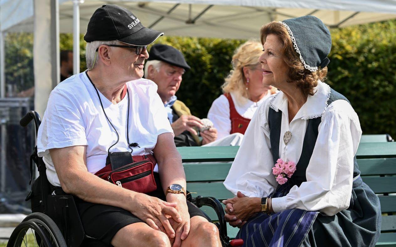 Drottning Silvia träffade Jan Erik Hedlund under hennes besök på ”De gamlas dag” som firades på Ekebyhovs slott på Ekerö den 24 augusti. Initiativet till dagen togs av drottningen redan 1998 och där syftet är att uppmärksamma de äldre och ge dem en dag att minnas.