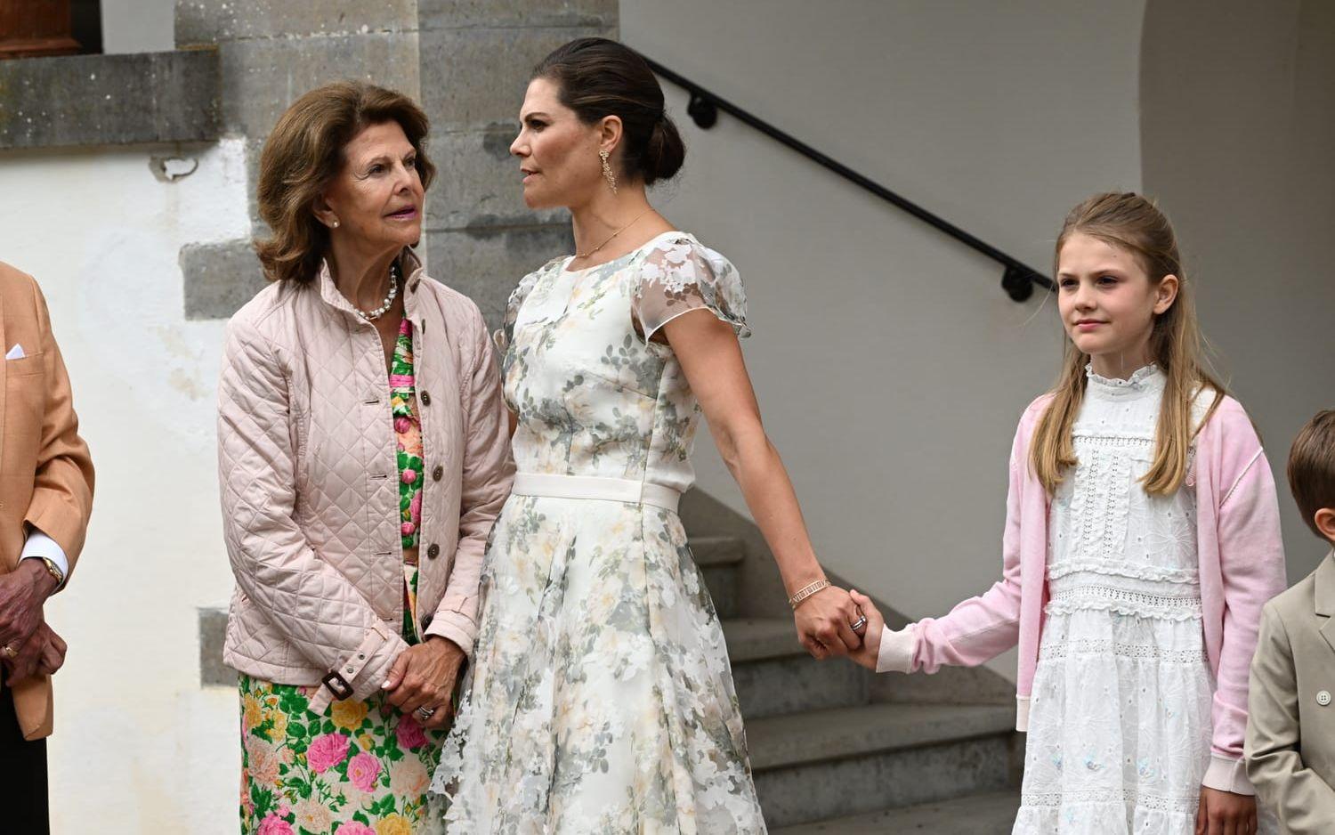 Drottning Silvia, kronprinsessan Victoria, prinsessan Estelle och prins Oscar vid firandet av kronprinsessan Victorias födelsedag på Solliden, Öland, den 14 juli. 