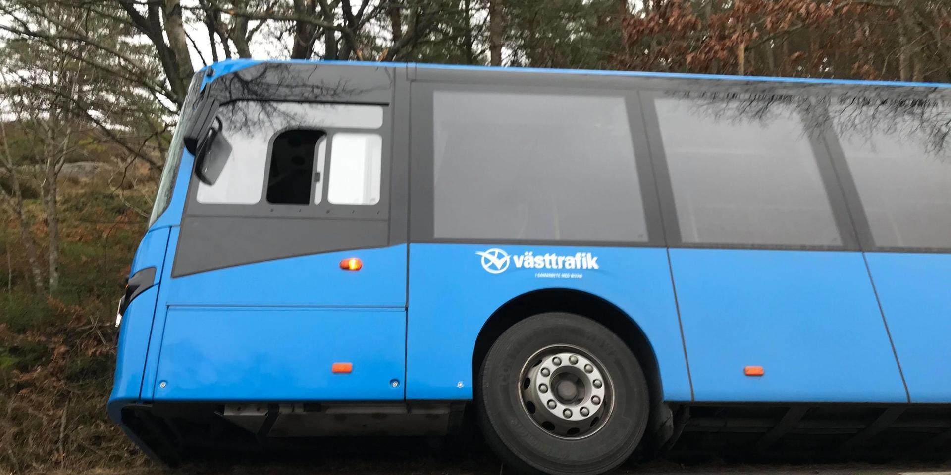 Vid 10-tiden hamnade en Västtrafikbuss i diket i Ulseröd utanför Lysekil. Västtrafiks störningsjour uppger att det gick bra för föraren och att det inte var några passagerare ombord.