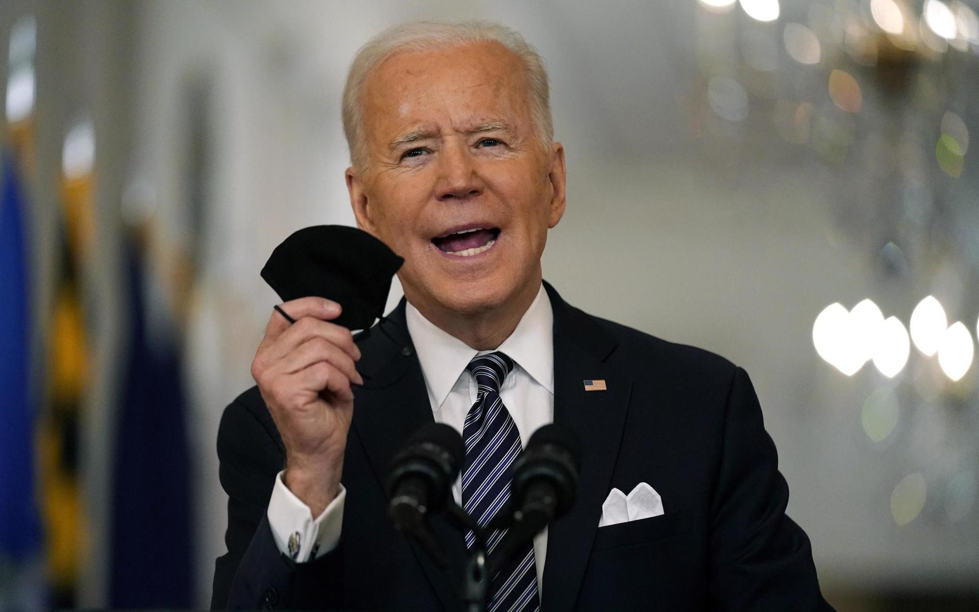 Joe Biden påpekar vid varje tillfälle han får att man måste bära munskydd för att hindra smittspridningen.