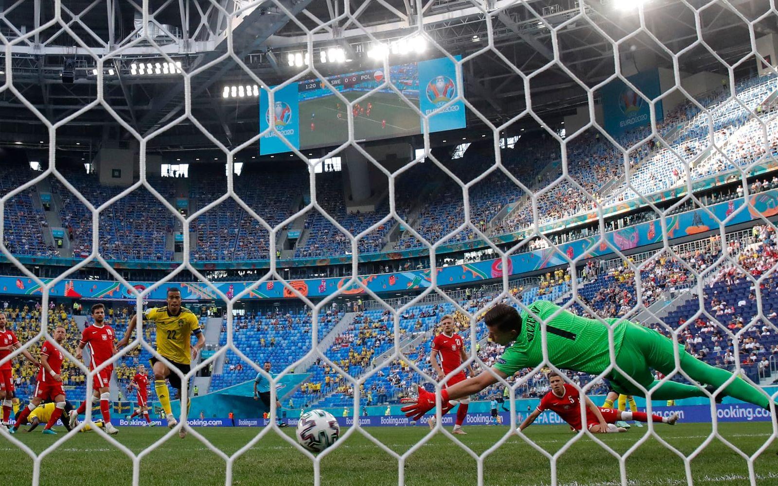 Emil Forsberg gör mål mot Polen under matchen i S:t Petersburg tidigare i veckan.