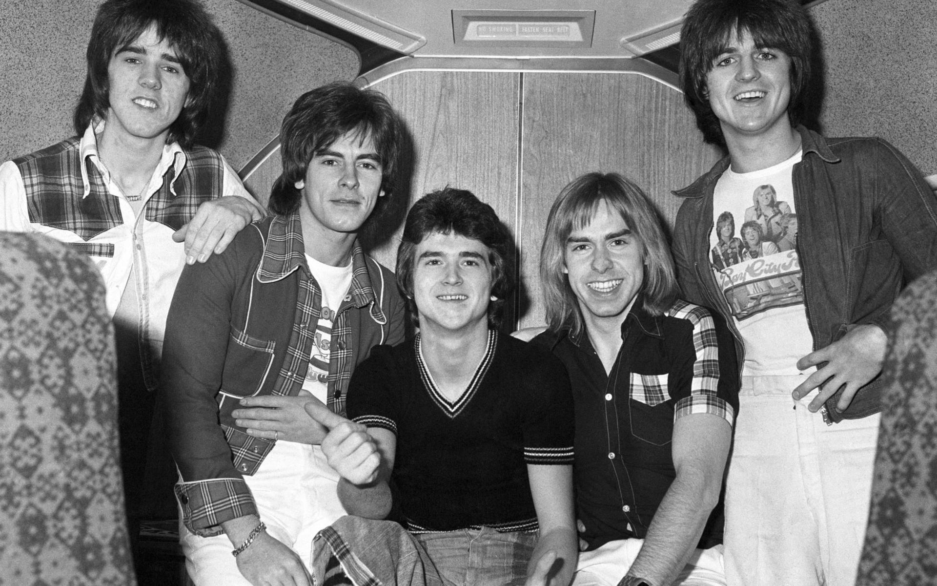 Medlemmarna i Bay City Rollers 1975 inför deras Australienturné. Från höger: Stuart Wood, Alan Longmuir, Les Mckeown, Derek Longmuir och Eric Faulkner.