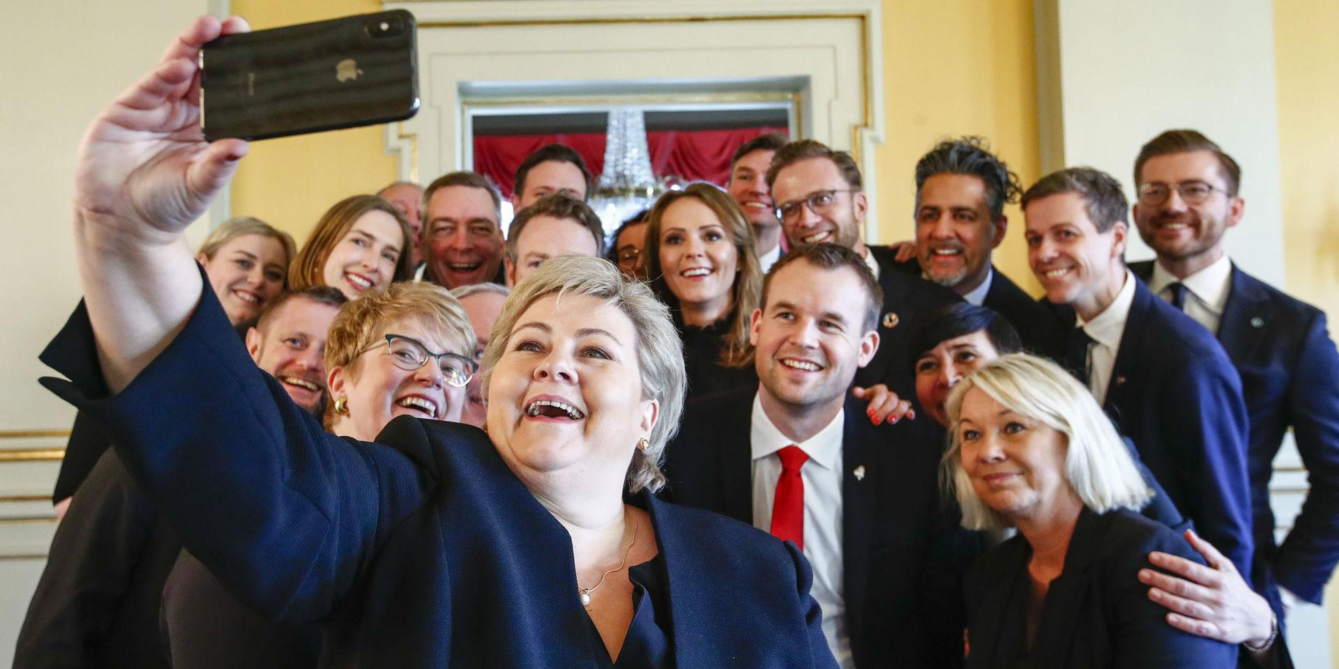 Statsminister Erna Solberg tar en selfie med sin nya regering. 