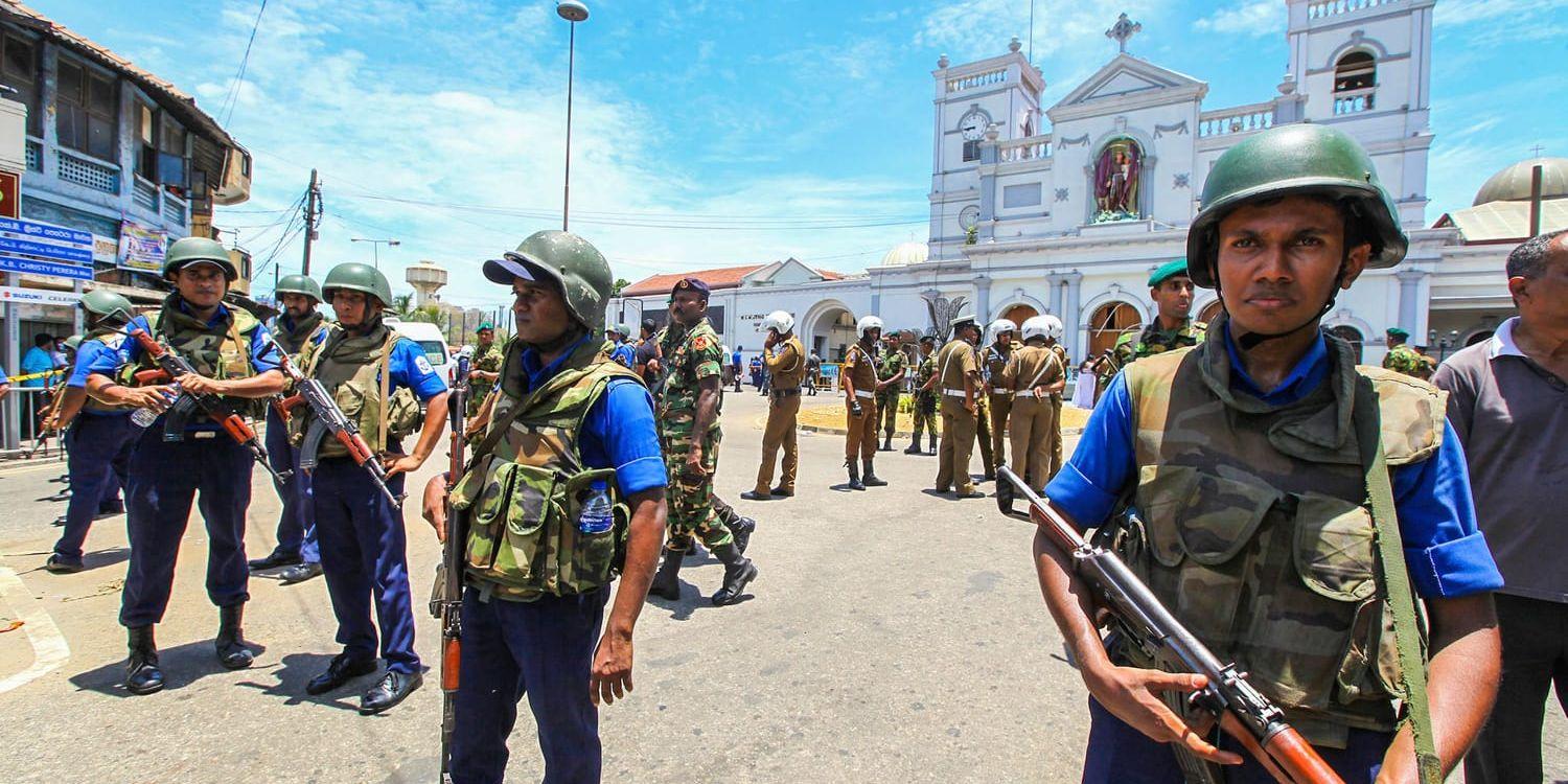 Soldater vaktar en kyrka i Colombo efter söndagens attacker i Sri Lanka.