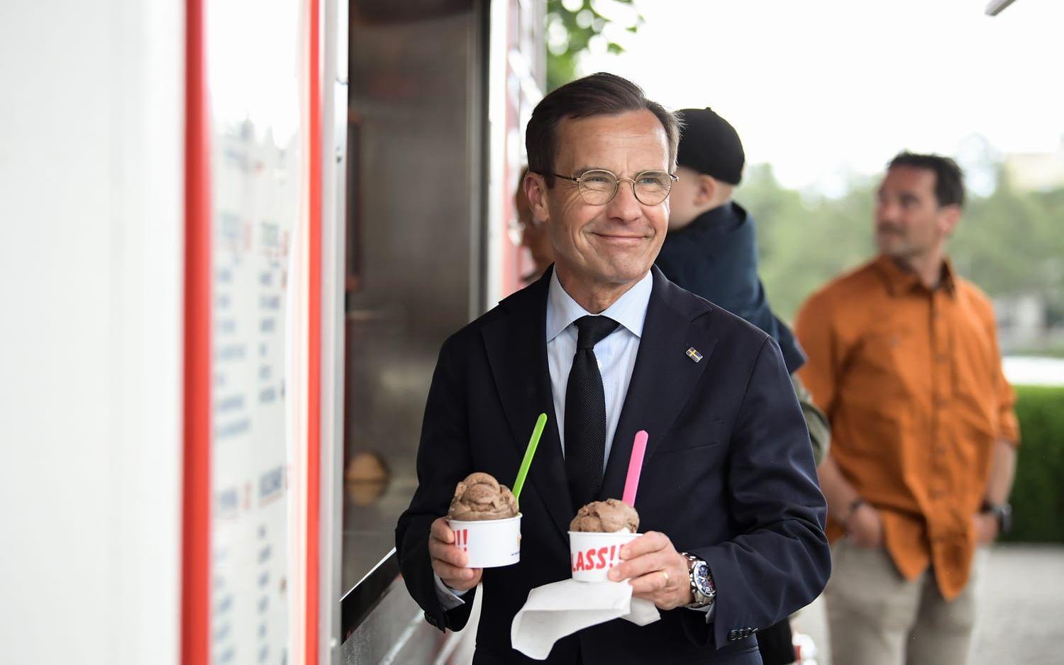 Statsminister Ulf Kristersson (M) äter glass vid ett annat tillfälle – i Strängnäs.