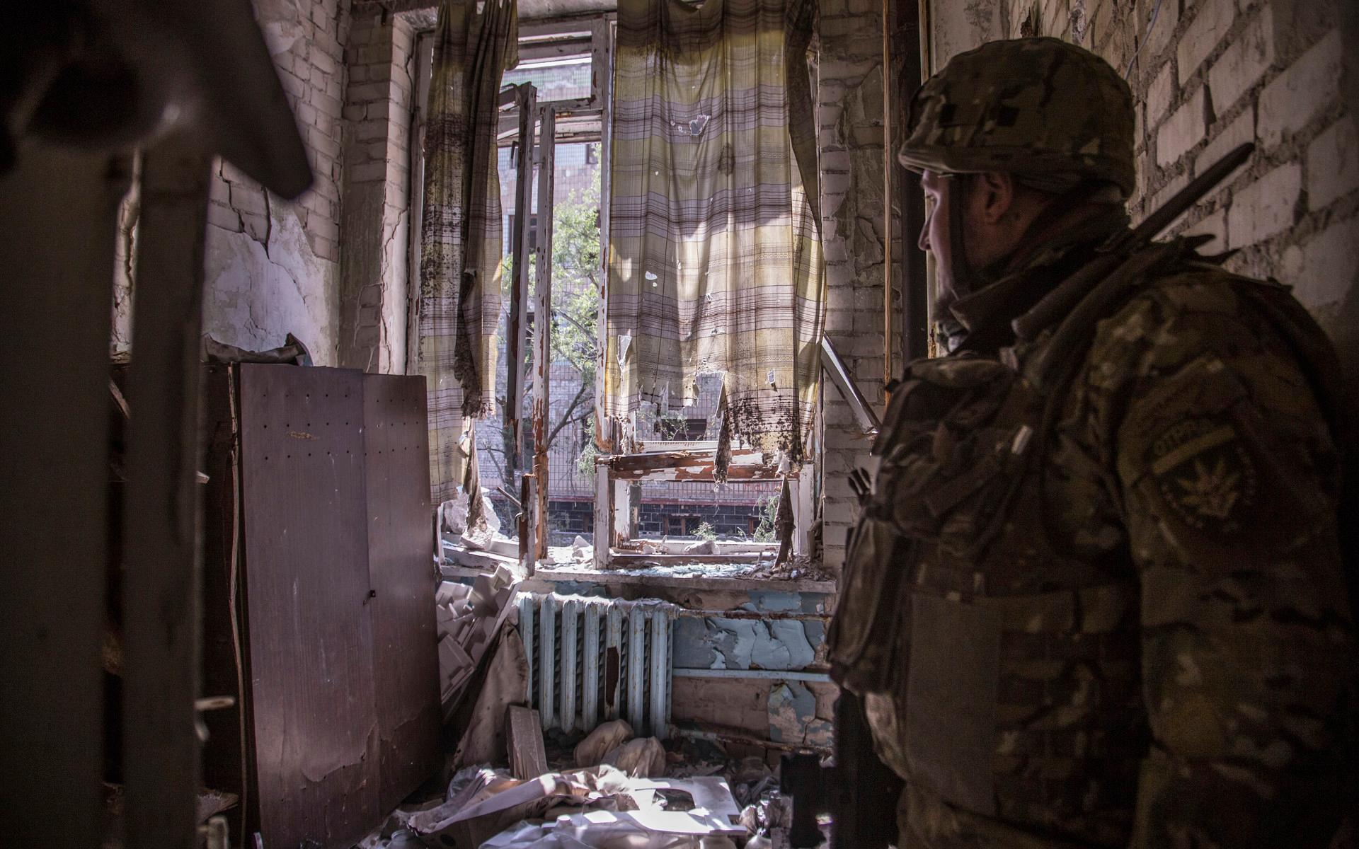 Ryssland uppges kontrollera över 70 procent av staden Sievjerodonetsk, och de ukrainska trupperna uppmanas att ge upp – eller dö. 