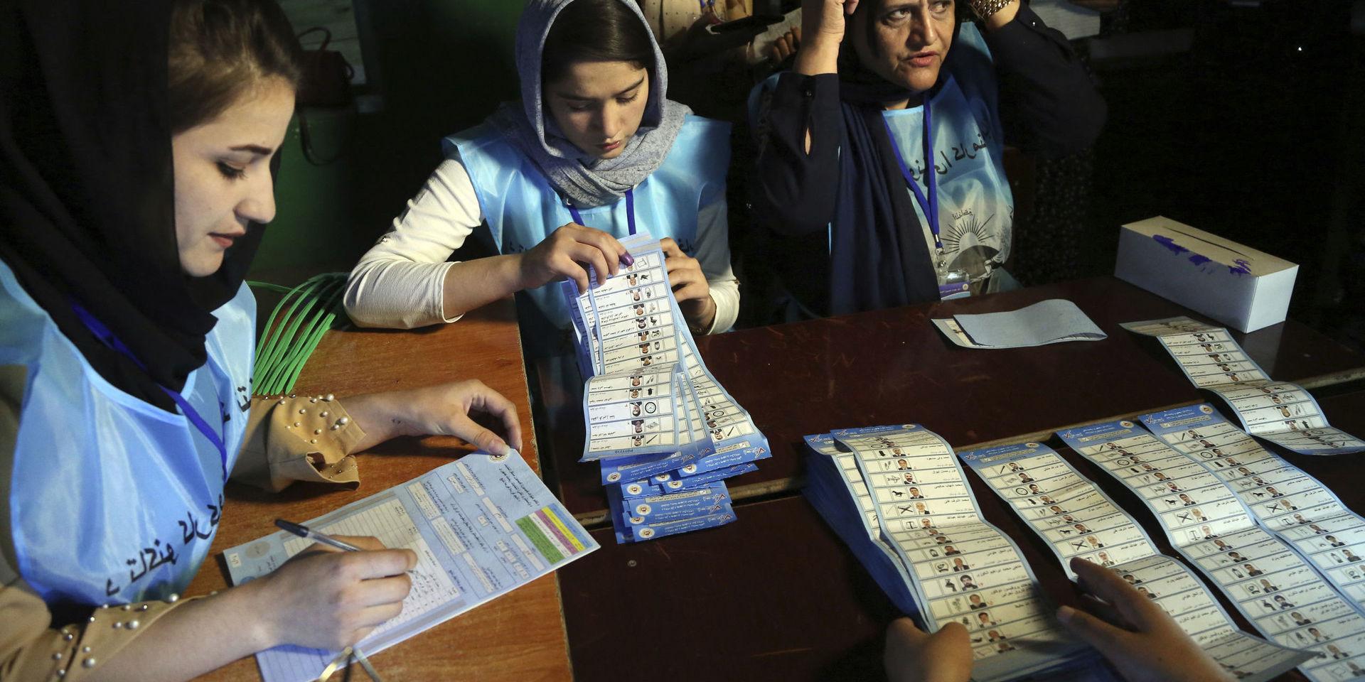 Rösträkning i en vallokal i Kabul den 28 september. Trots att en och en halv månad gått sedan presidentvalet har inte något resultat tillkännagivits. 