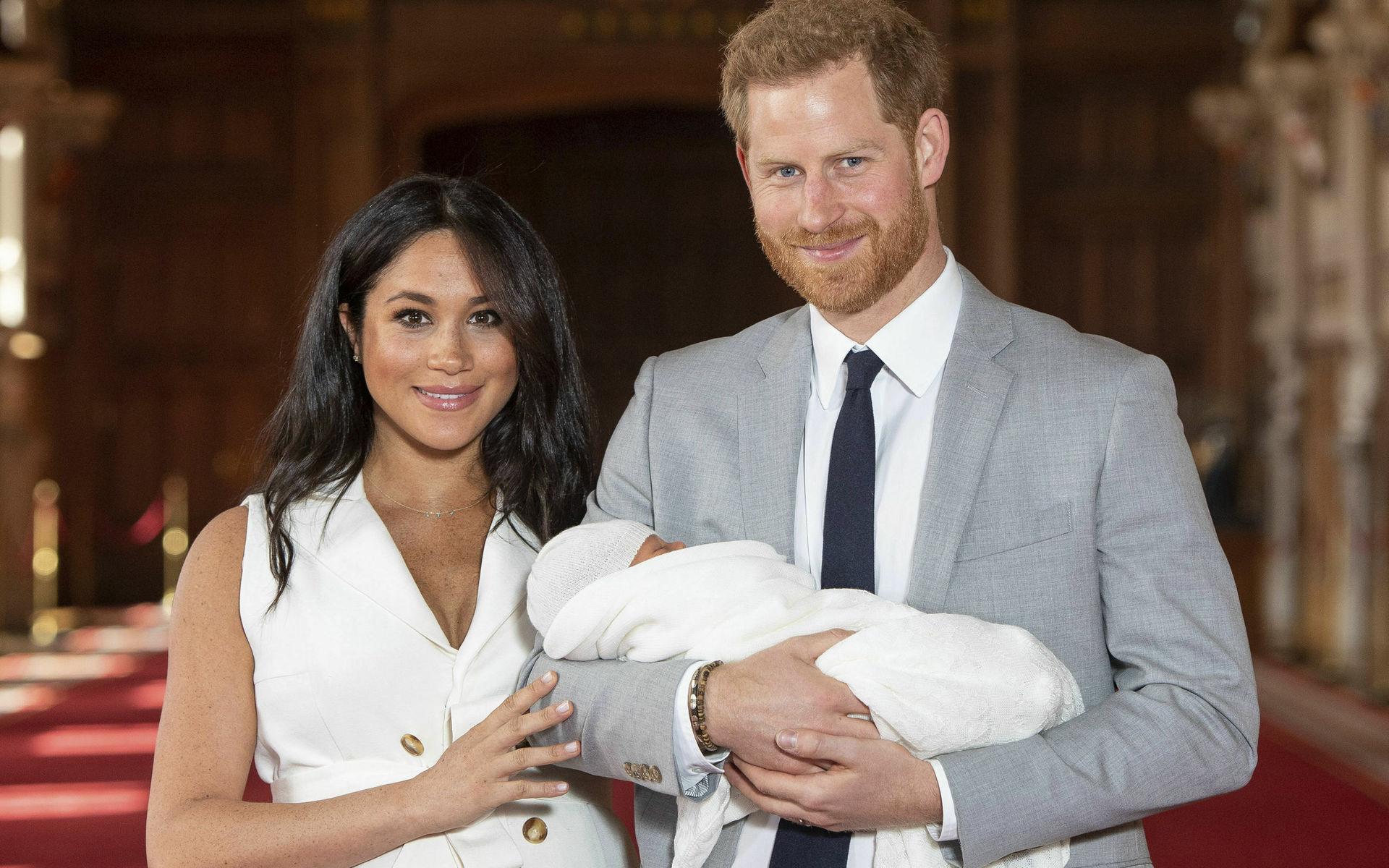 Prins Harry och hertiginnan Meghan visade stolt upp sin två dagar gamla son för pressen under onsdagen.