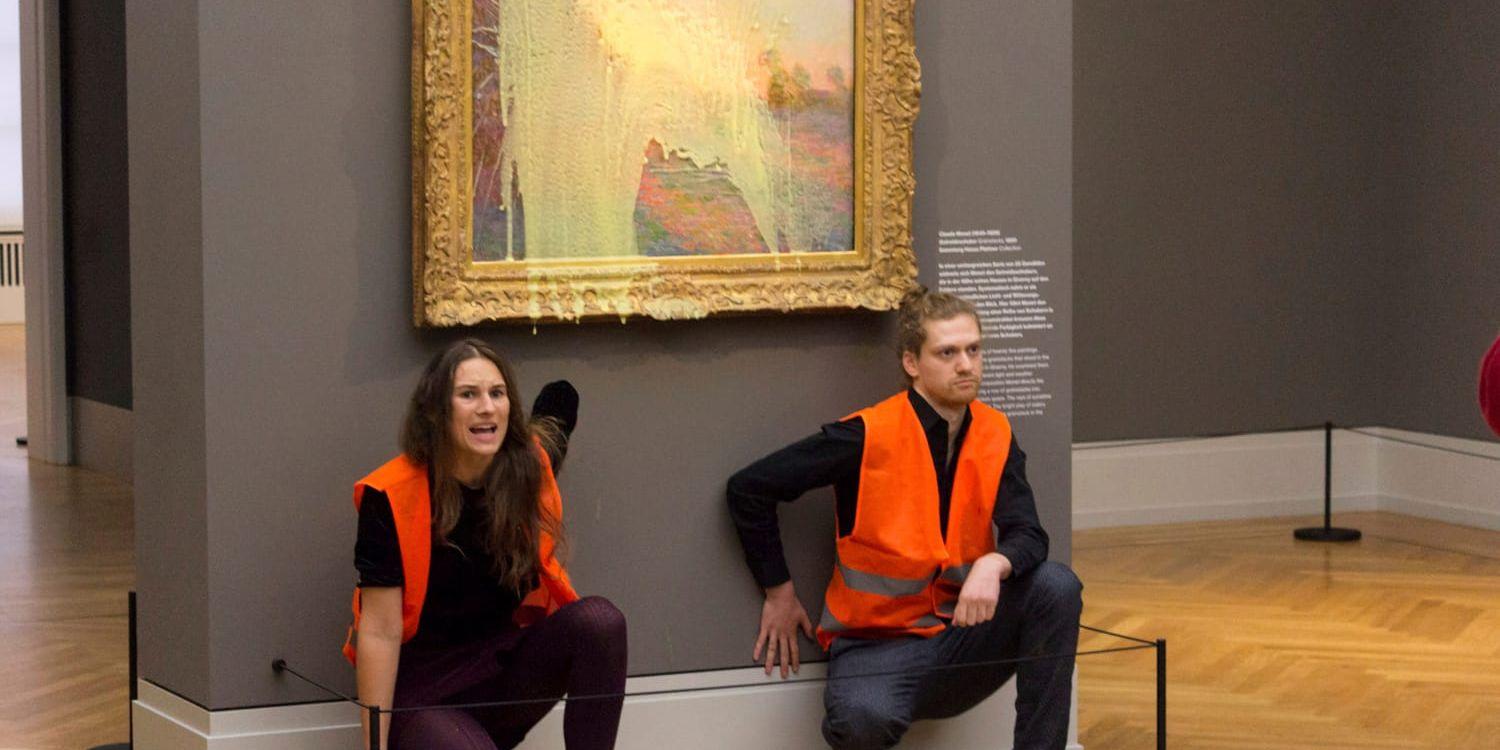 Klimataktivister vandaliserade Claude Monets 'Les Meules” med potatismos på museet Barberini i Berlin.