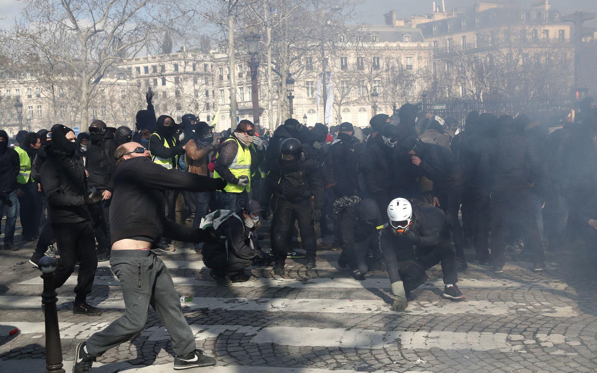 Ungdomar och polisen har haft flera våldsamma konfrontationer under demonstrationen.
