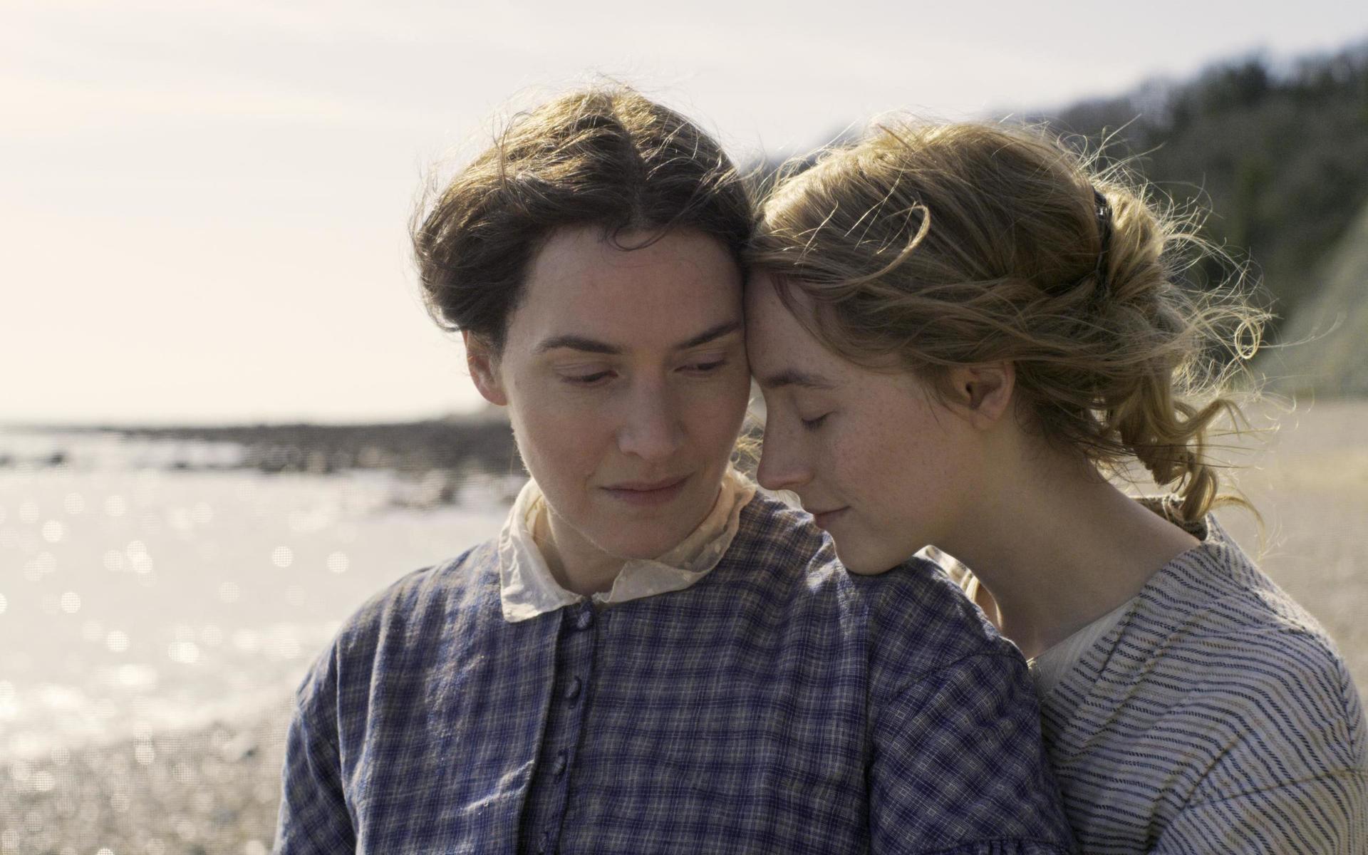 Kate Winslet och  Saoirse Ronan i Francis Lees  film ”Ammonite” som hade premiär den 19 mars. 