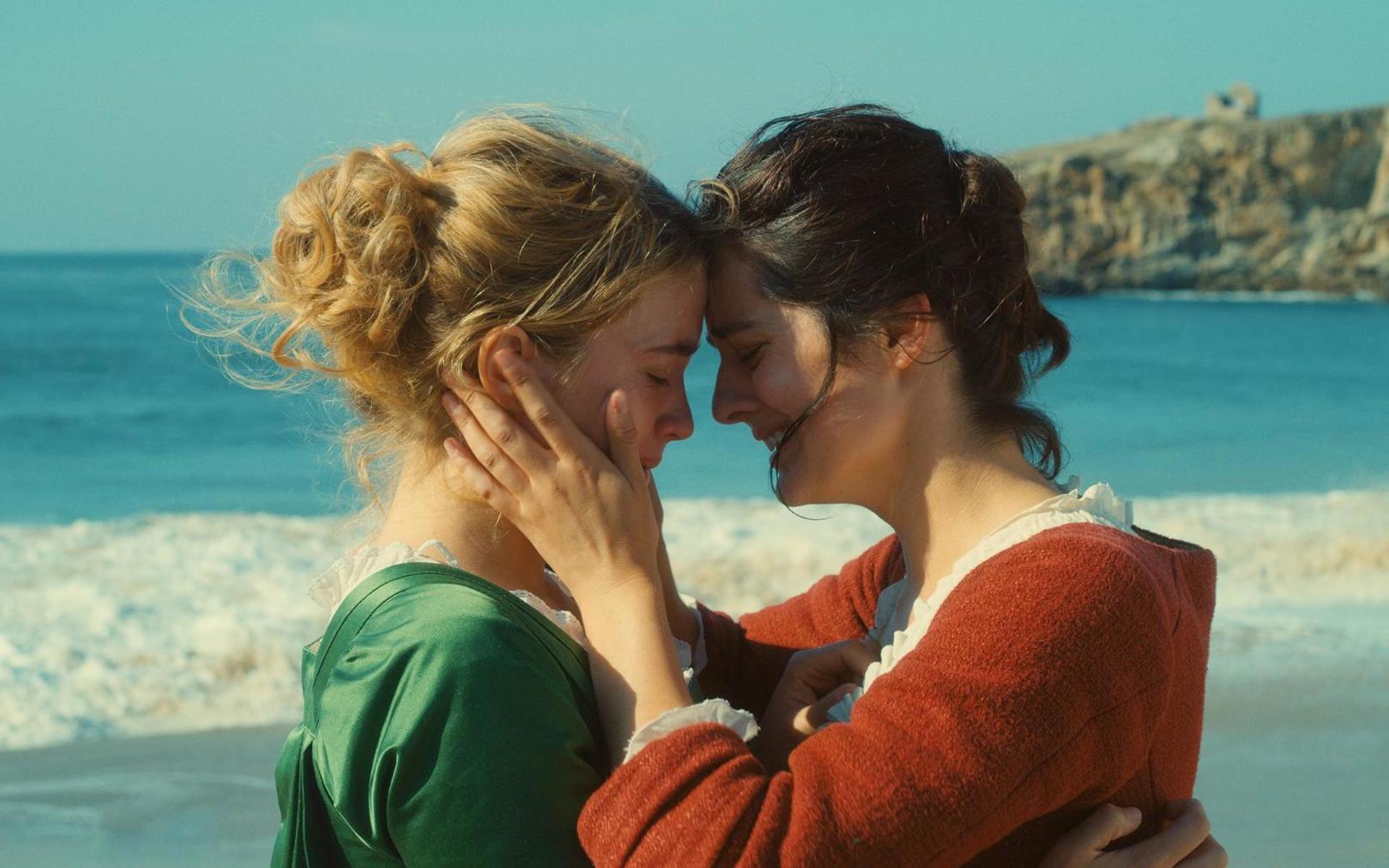 Noémie Merlant och Adèle Haenel i Céline Sciammas  kärleksdrama ”Porträtt av en kvinna i brand” från 2019. 