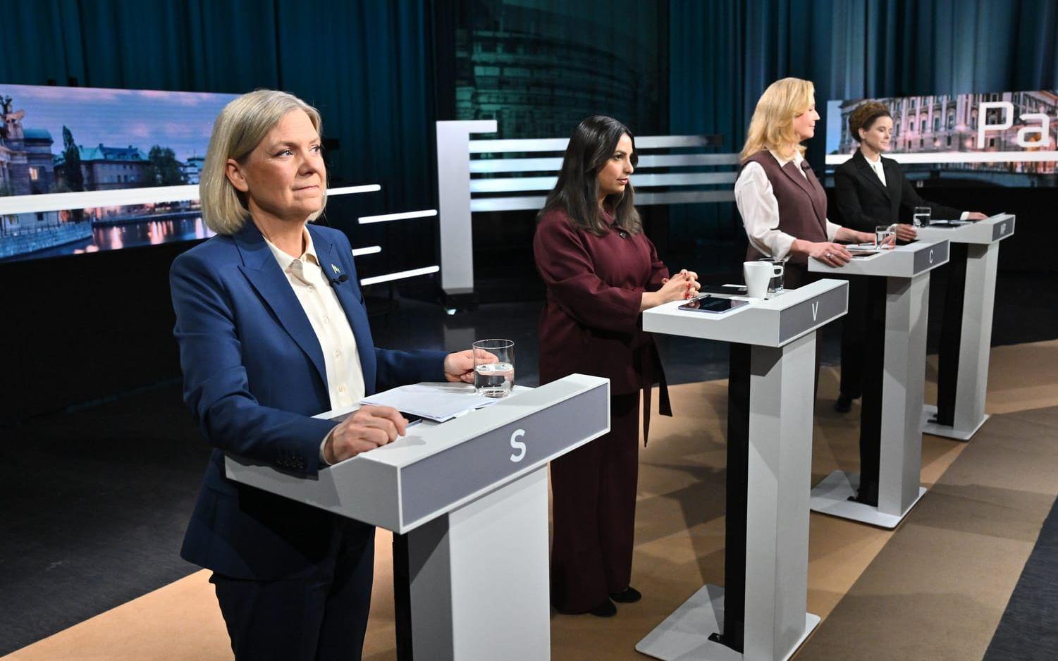 Den rödgröna sidan i SVT:s partiledardebatt: Magdalena Andersson (S), Nooshi Dadgostar (V), Elisabeth Thand Ringqvist (C) och Amanda Lind (MP).