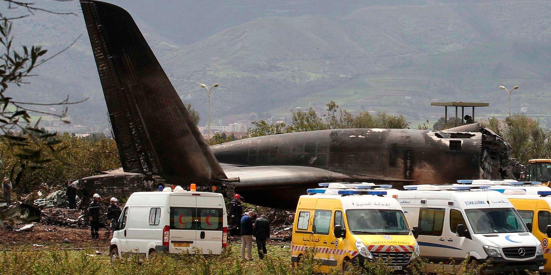 Räddningspersonal arbetar vid flygkraschen i Boufarik där uppemot 250 människor omkommit.