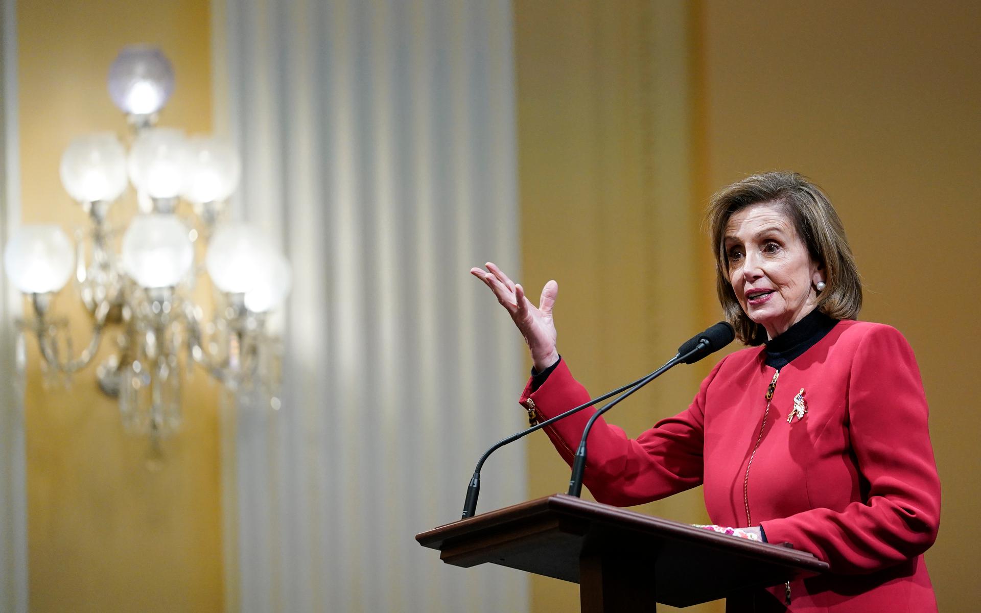 Representanthusets talman Nancy Pelosi hyllade i sitt tal de poliser som skyddat Kapitolium under attacken för ett år sedan.
