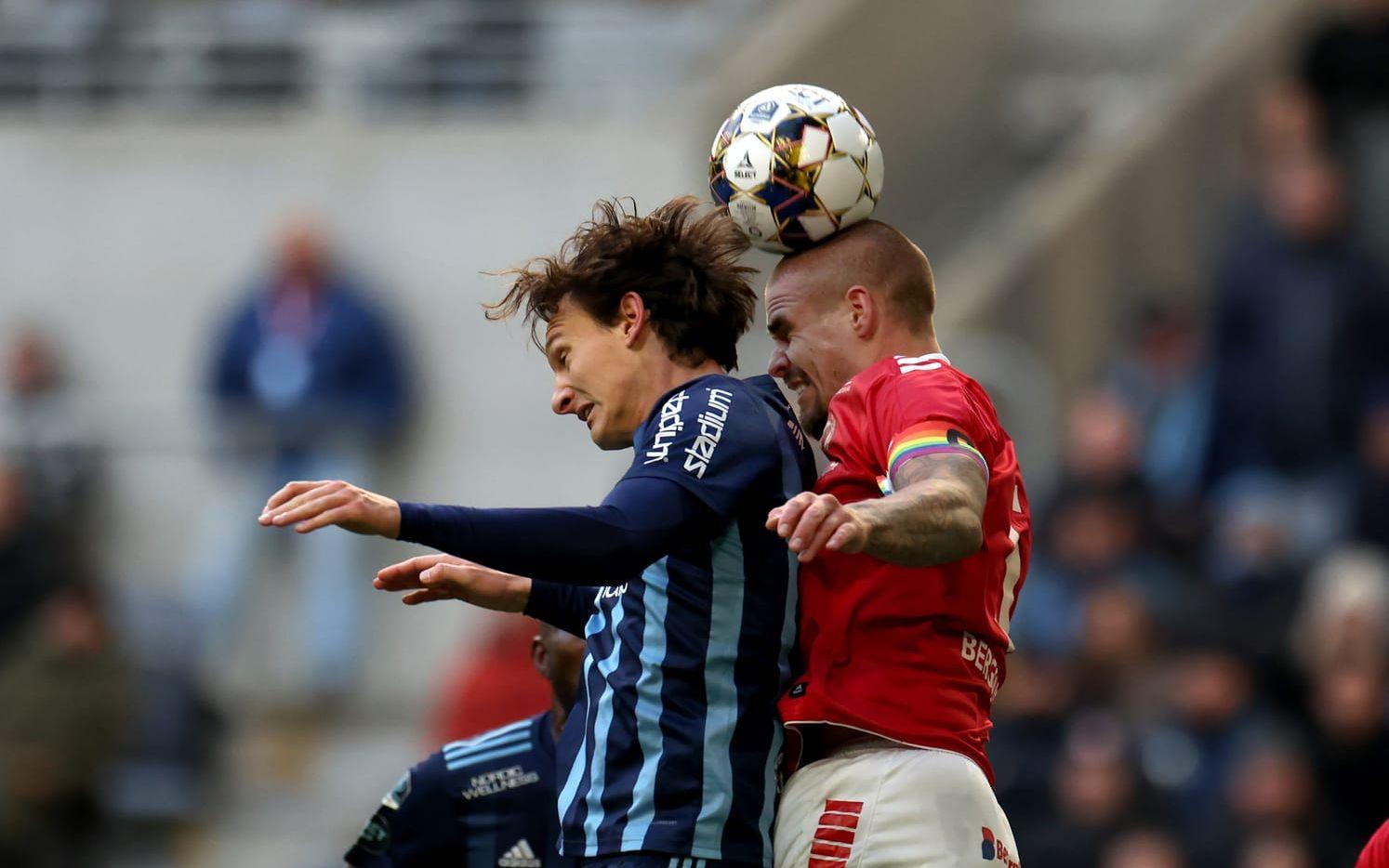 Kalmar FF och Djurgården blir första par ut när kvartsfinalerna i Svenska cupen ska avgöras kommande helg. Här från klubbarnas allsvenska möte i oktober i fjol. Arkivbild.