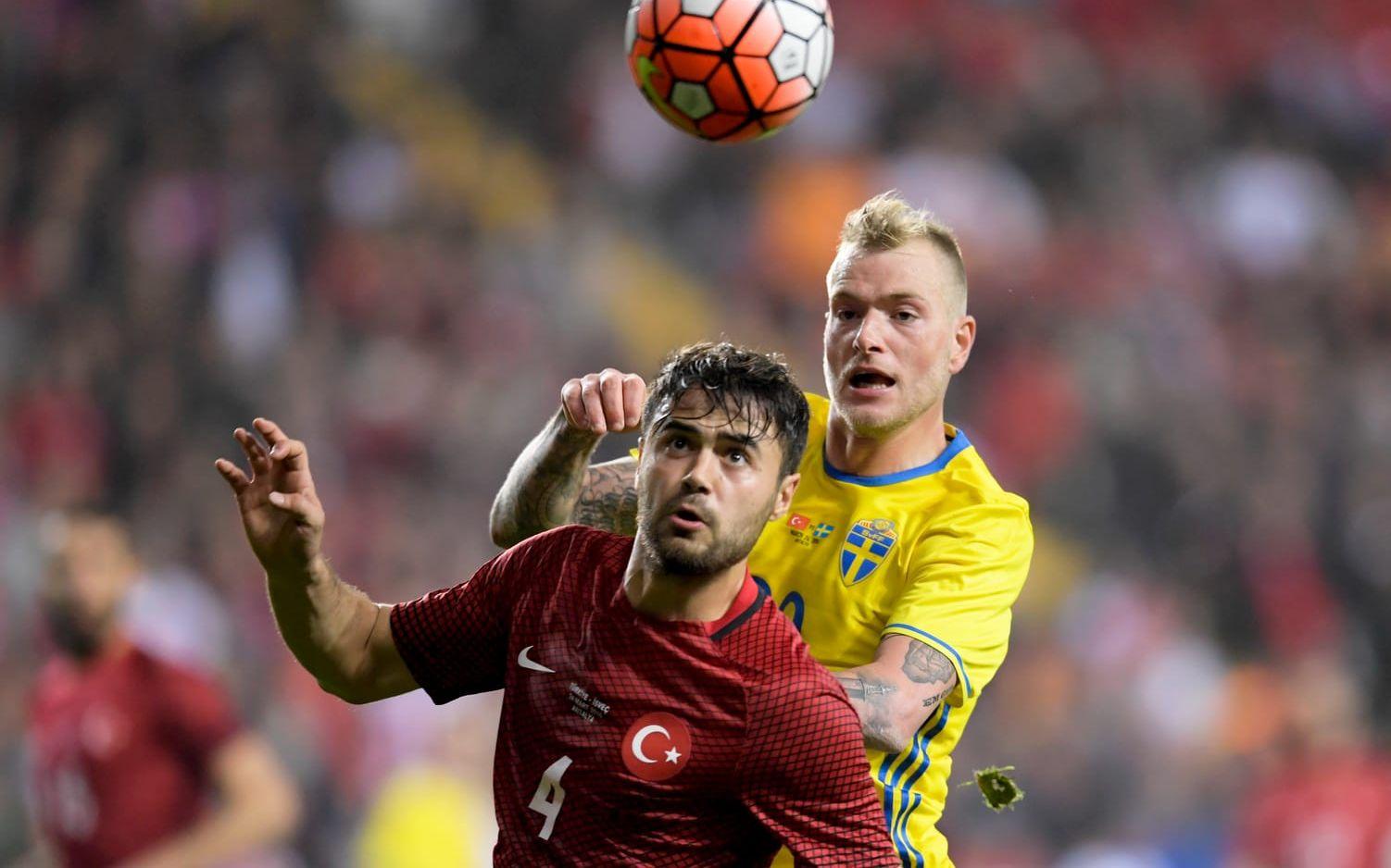 Ahmet Calik spelade landskamp mot Sverige 2016. Här i duell med John Guidetti. 