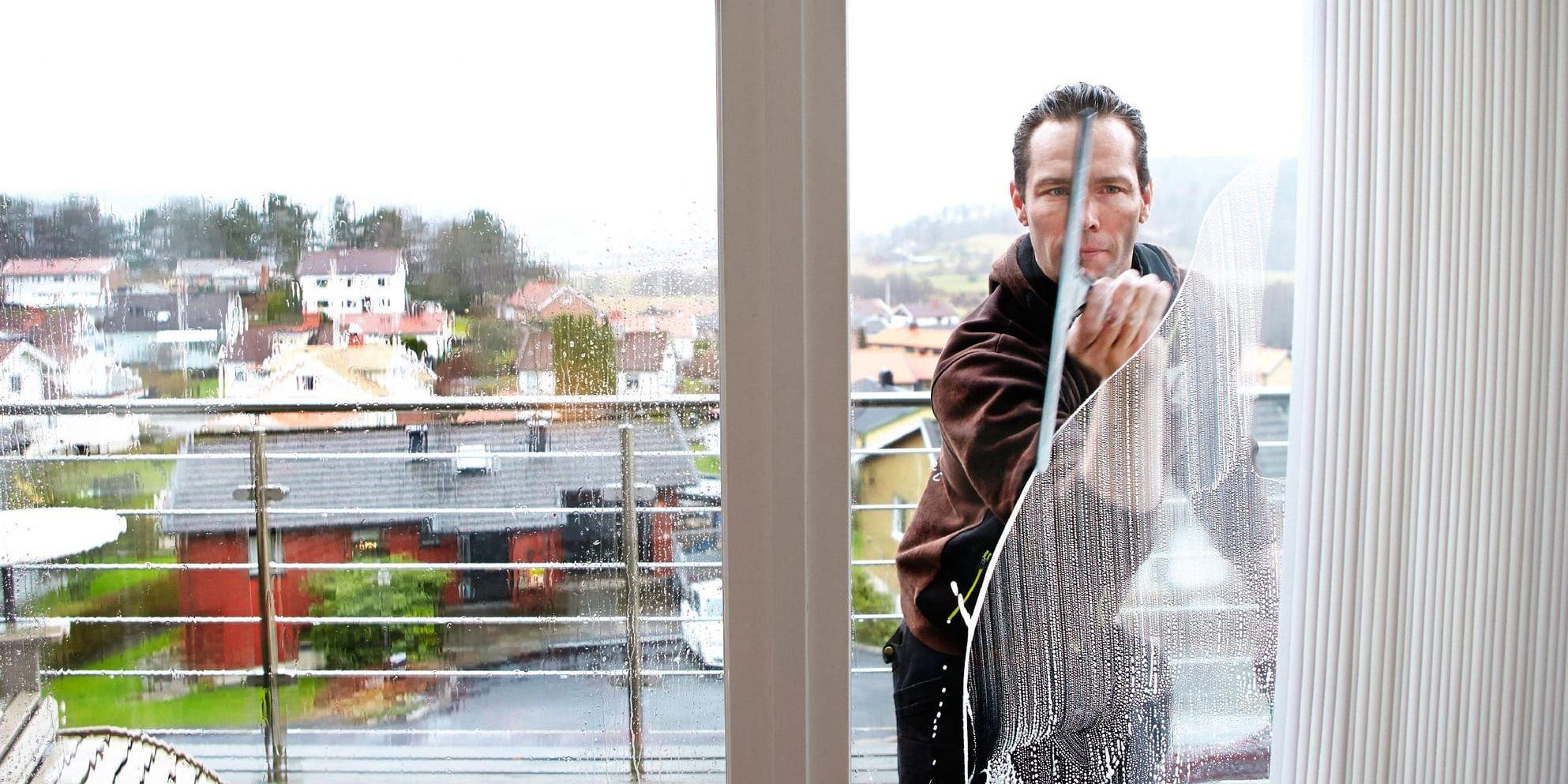 Både professionella fönsterputsare och amatörer jobbar för fullt så här års. Här är det Tobias Jansson från firman Putsa som fixar rutorna åt en kund.