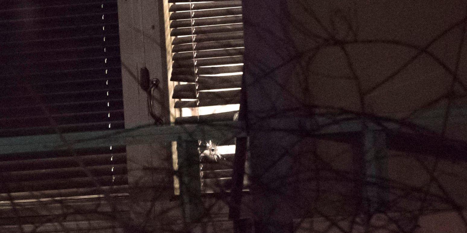 Skotthål i en ruta på en lägenhet på Rosengård i Malmö på måndagskvällen. Ingen person kom till skada vid händelsen som rubriceras som mordförsök.