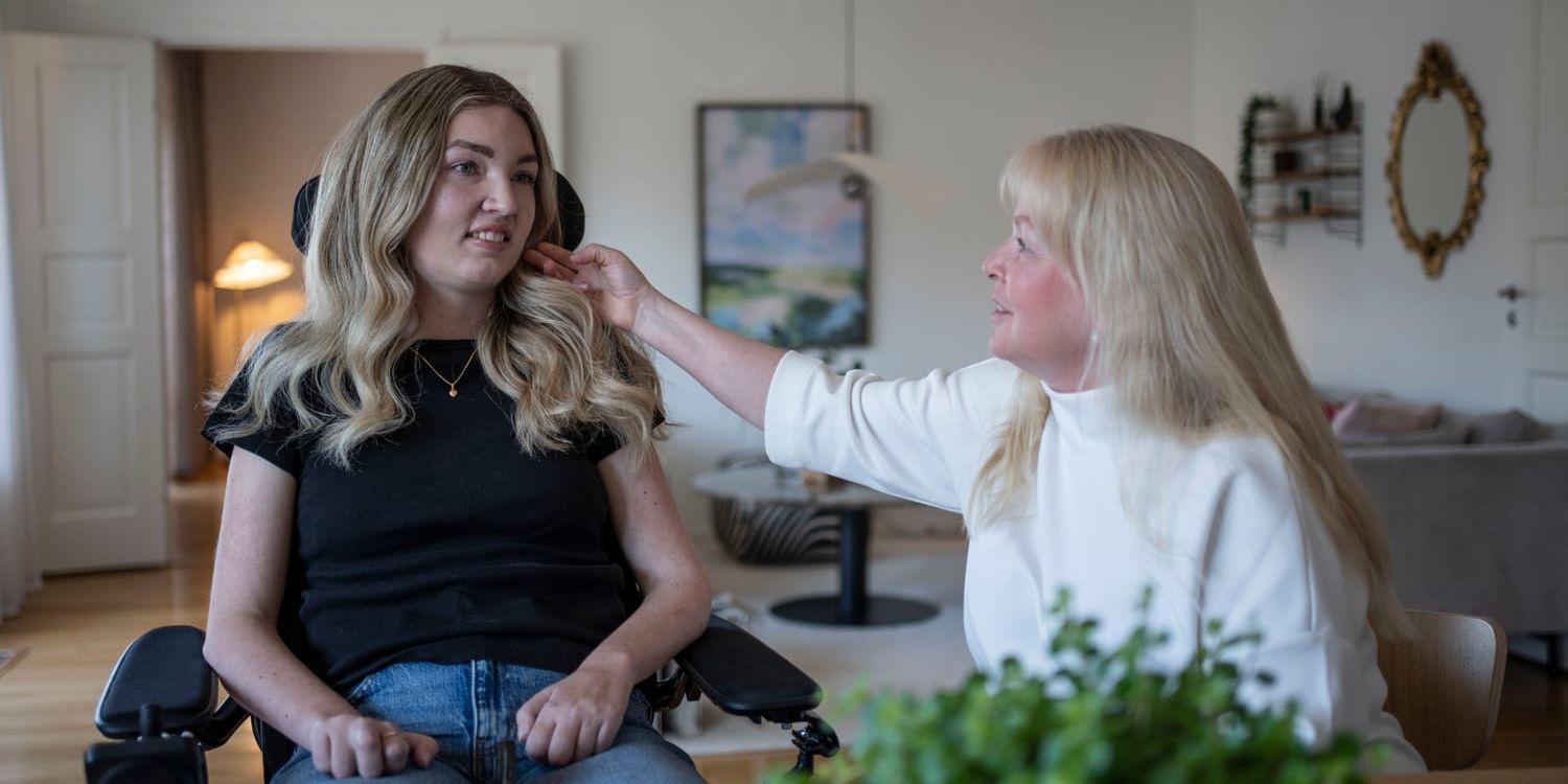 Victoria, som lider av ALS, sitter i sitt vardagsrum med sin mamma Lotta Svenneling som arbetar som personlig assistent åt sin dotter.