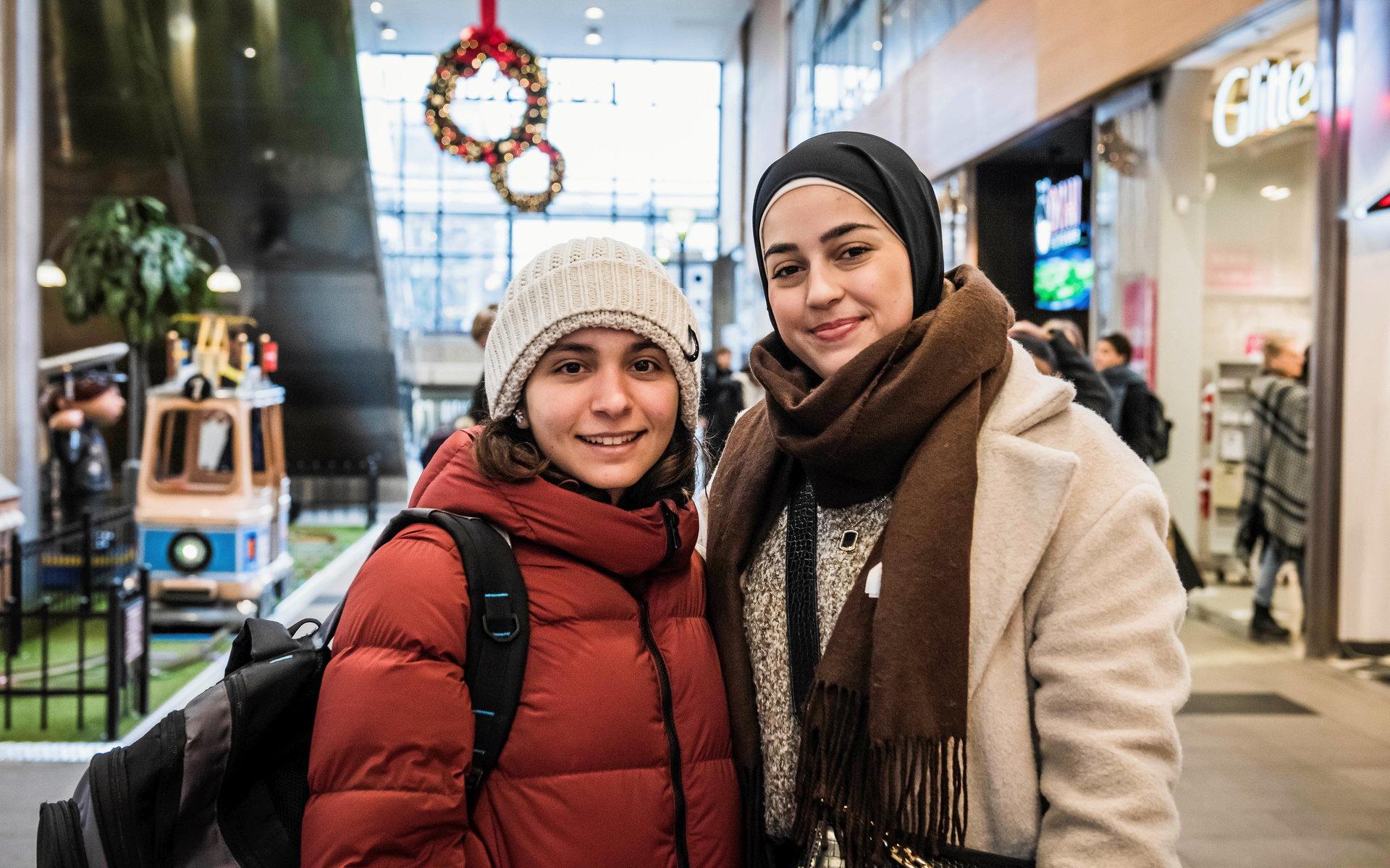 Zina Borghol och Alaa Alserdah kommer från Falköping och hälsade på Nordstans köpcentrum. De tycker många beter sig som innan pandemin bröt ut.