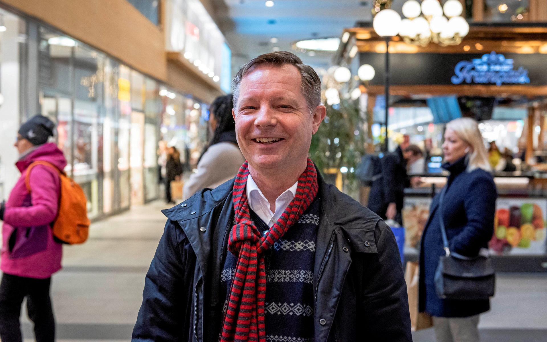 – Butikerna är duktiga på att se till att kunderna håller avstånd, säger Leif Persson, som var på jakt ett paket till sin frus julstrumpa under torsdagen.