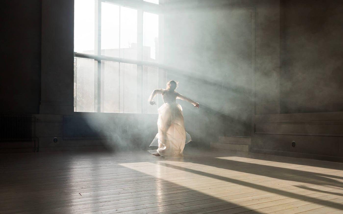 I rörelse. Ballerinan tar ut stegen i en av Ines Sebaljs bilder i serien Ballerinadrömmen. Bild: Ines Sebalj.