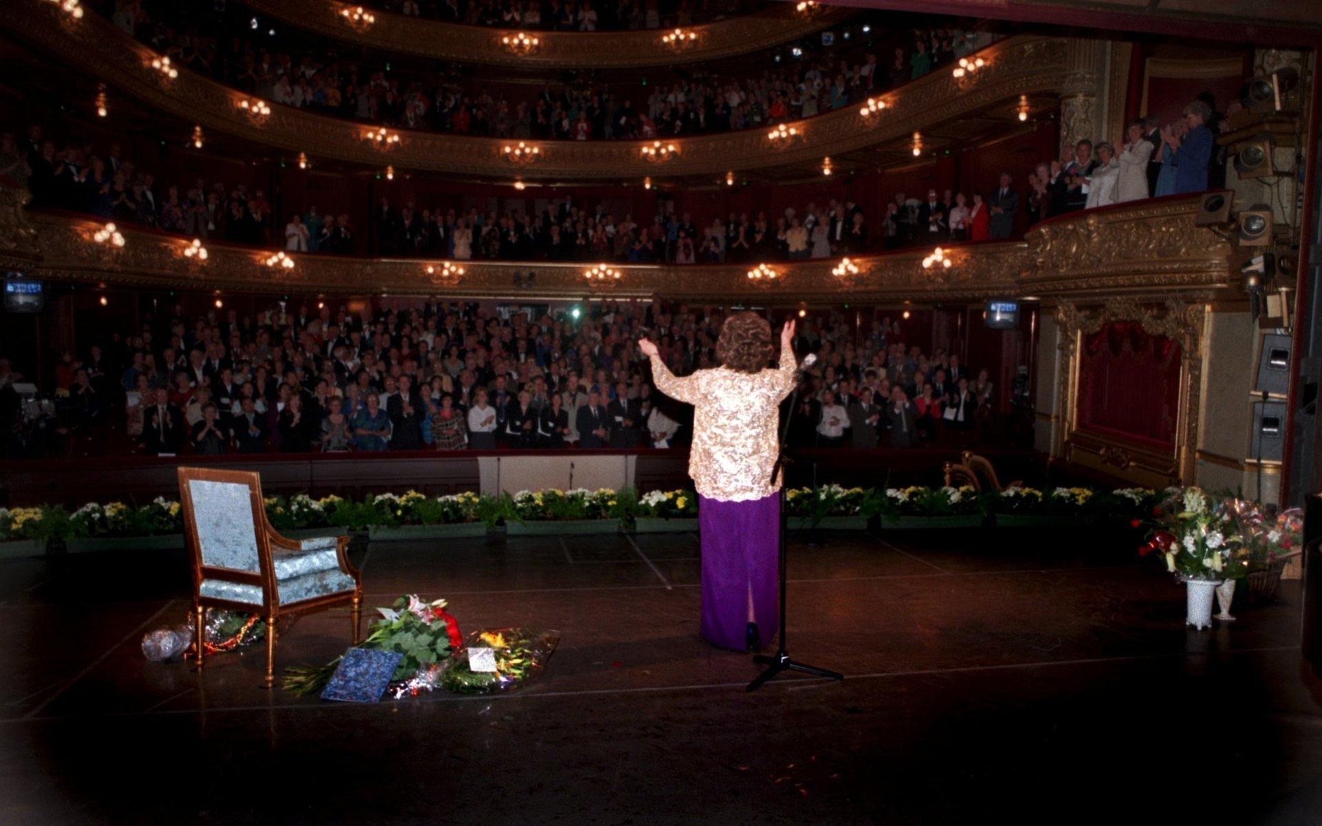 Operasångerskan Birgit Nilsson firades på Kungliga Operan i Stockholm inför sin åttioårsdag. Bland gåvorna fanns bland annat en professur från regeringen. 
 