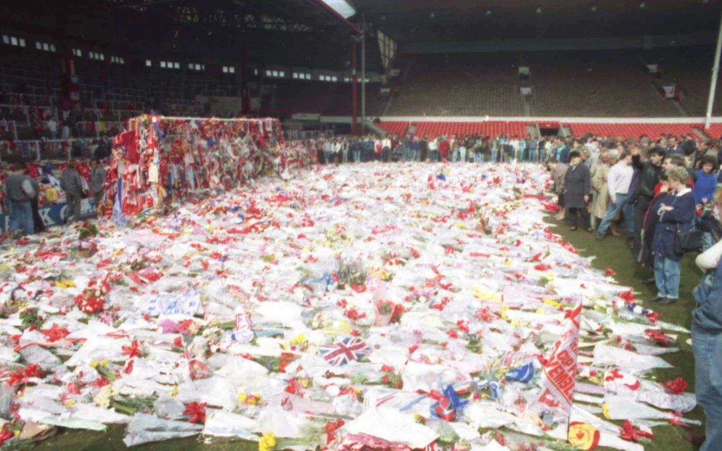 Förbudet för ståplatser infördes efter Hillsborough-olyckan då 96 Liverpool-supportrar miste livet på ståplatsläktaren. Foto: TT