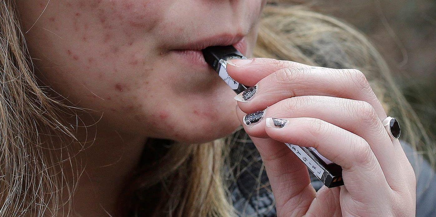 Politikerna måste införa hårdare lagar så att inte unga använder e-cigaretter, önskar skribenten. 