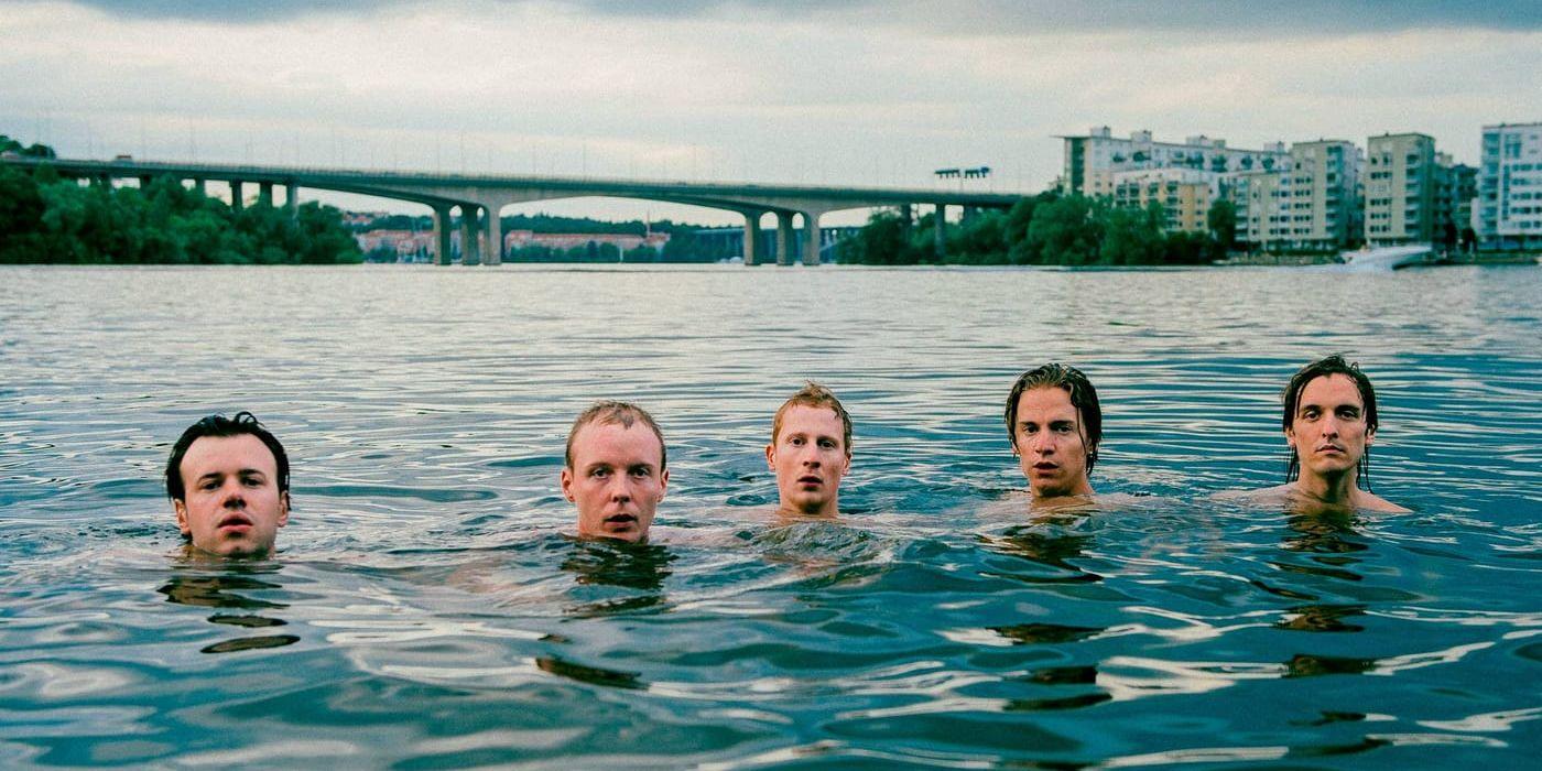 Solen släpper sitt tredje album, "Känslor säljer/Miljonär". Från vänster: Gustav Karlsson, Erik Hillborg, Nils Dahlqvist, Olle Darmell och Johan Kihlström. Pressbild.